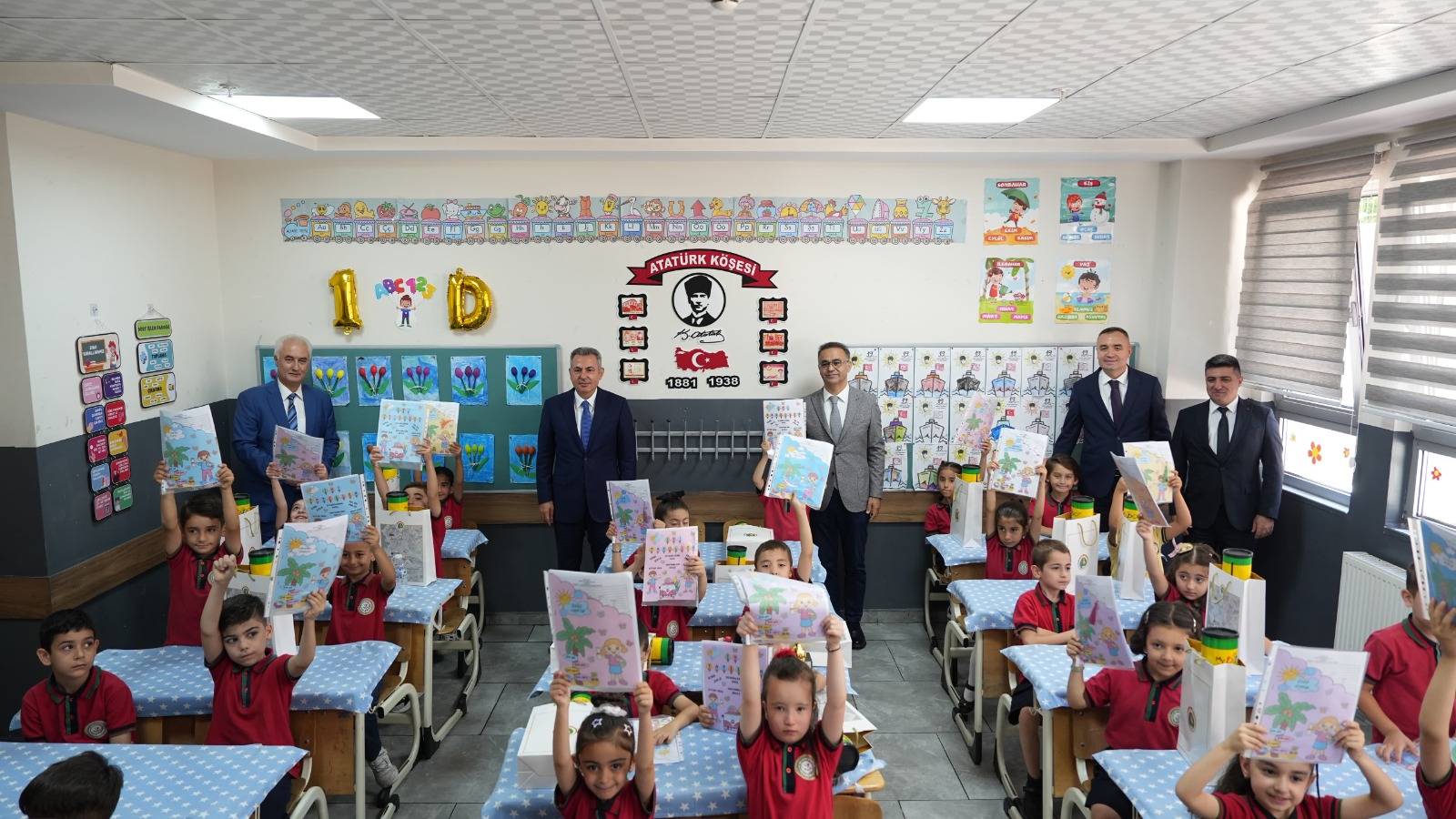 İzmir Valisi Dr. Süleyman Elban, İzmir İl Millî Eğitim Müdürü Dr. Ömer Yahşi, Karne Gününde Öğrencilerle Bir Araya Geldi