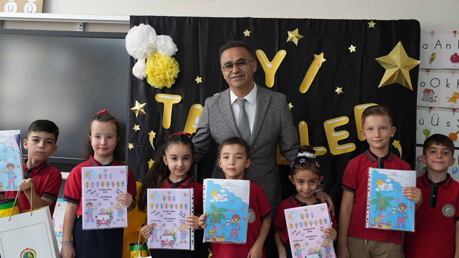 İzmir Valisi Dr. Süleyman Elban, İzmir İl Millî Eğitim Müdürü Dr. Ömer Yahşi, Karne Gününde Öğrencilerle Bir Araya Geldi