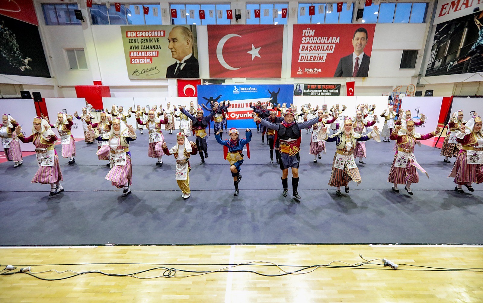 Bayraklı'da halk dansları gösterisi nefes kesti