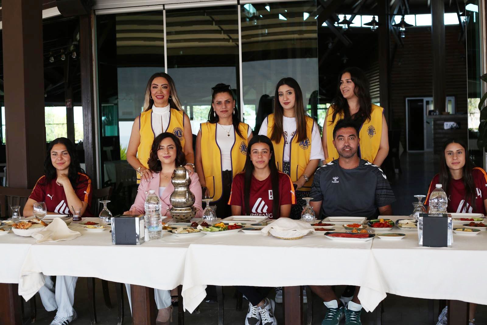 Kahramanlar Lions Kulübü’nden Örnek Sosyal Sorumluluk Projesi: Görme Engellilere ve Kadın Futboluna Destek