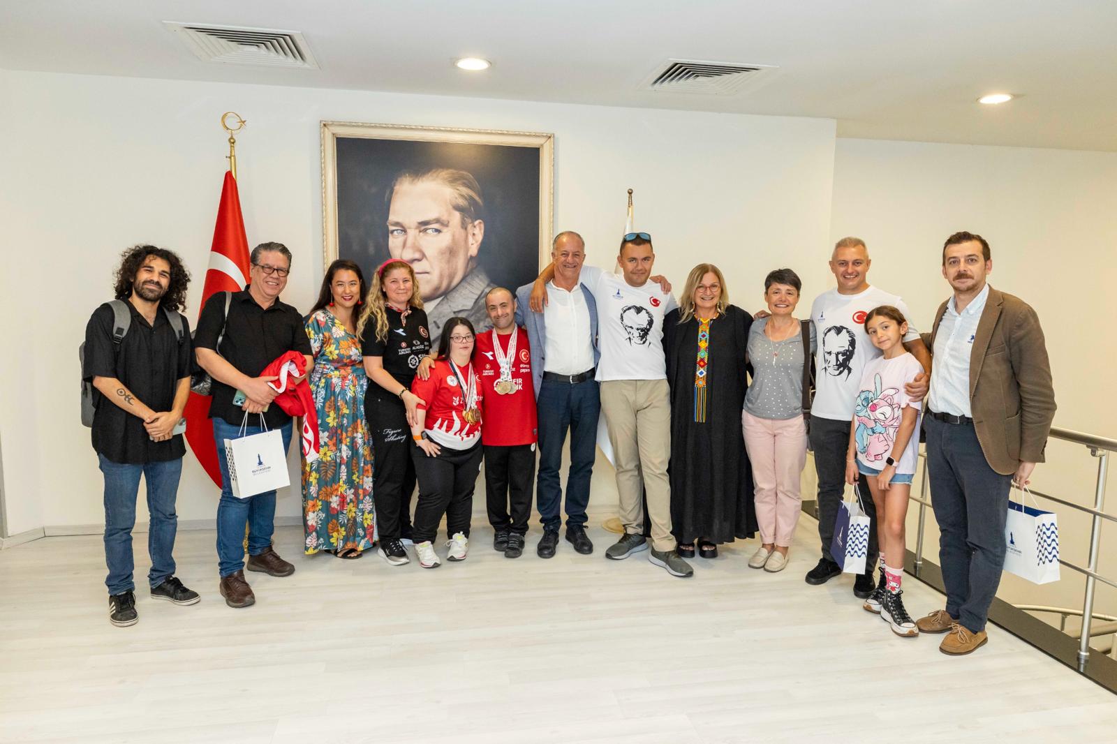 Başkan Tugay, İzmir’in gururu Büyükşehir sporcularını ağırladı