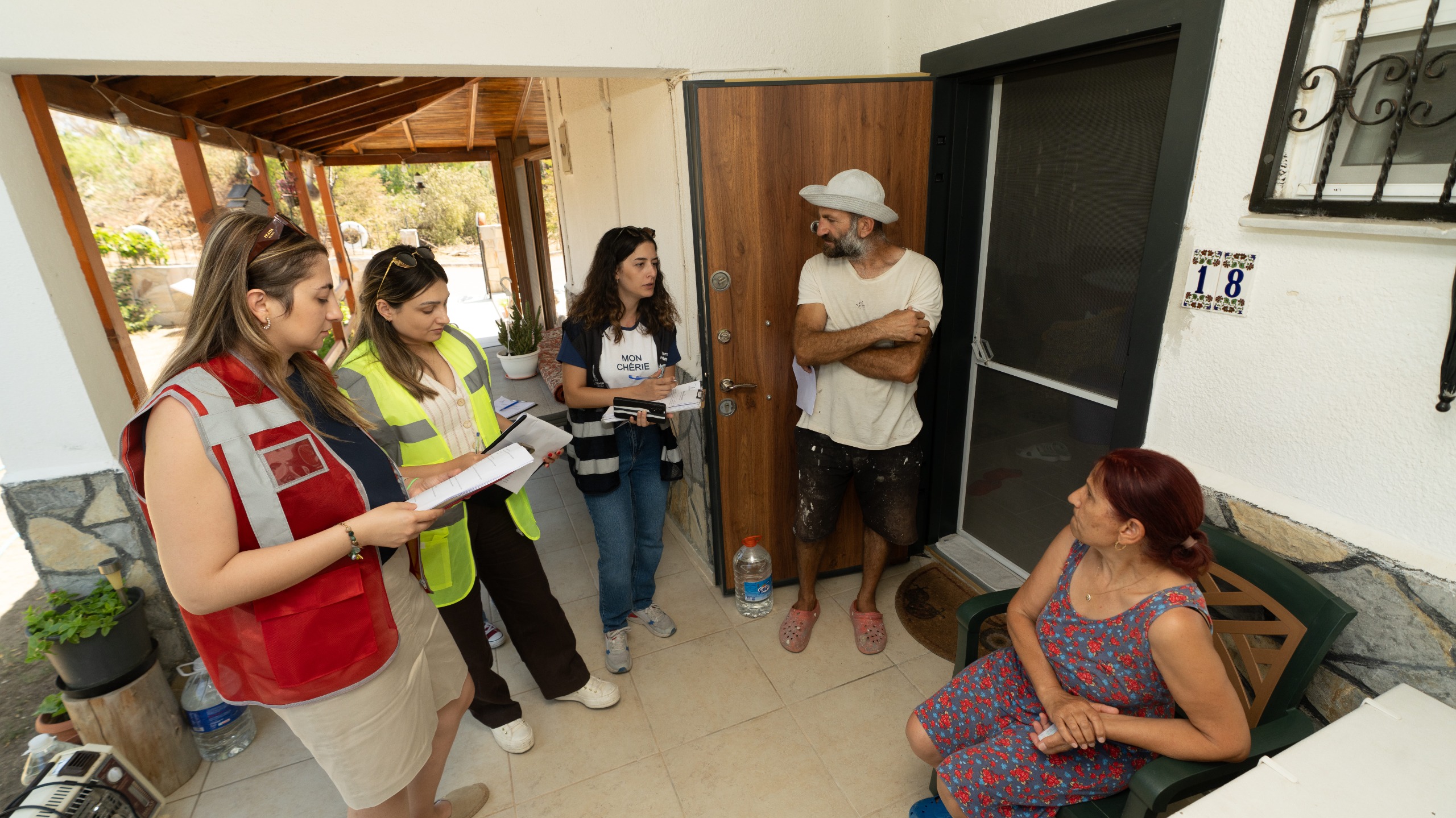 İzmir Büyükşehir Belediyesi saha ekipleri yangının yaralarını sarıyor
