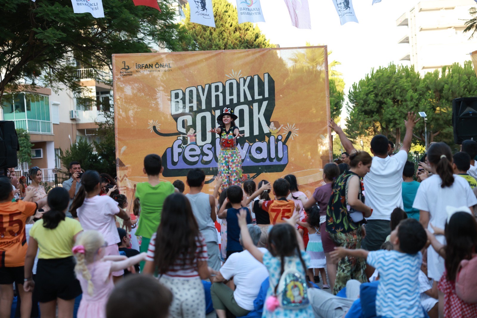 Bayraklı Sokak Festivali’nde çocuklar doyasıya eğlendi