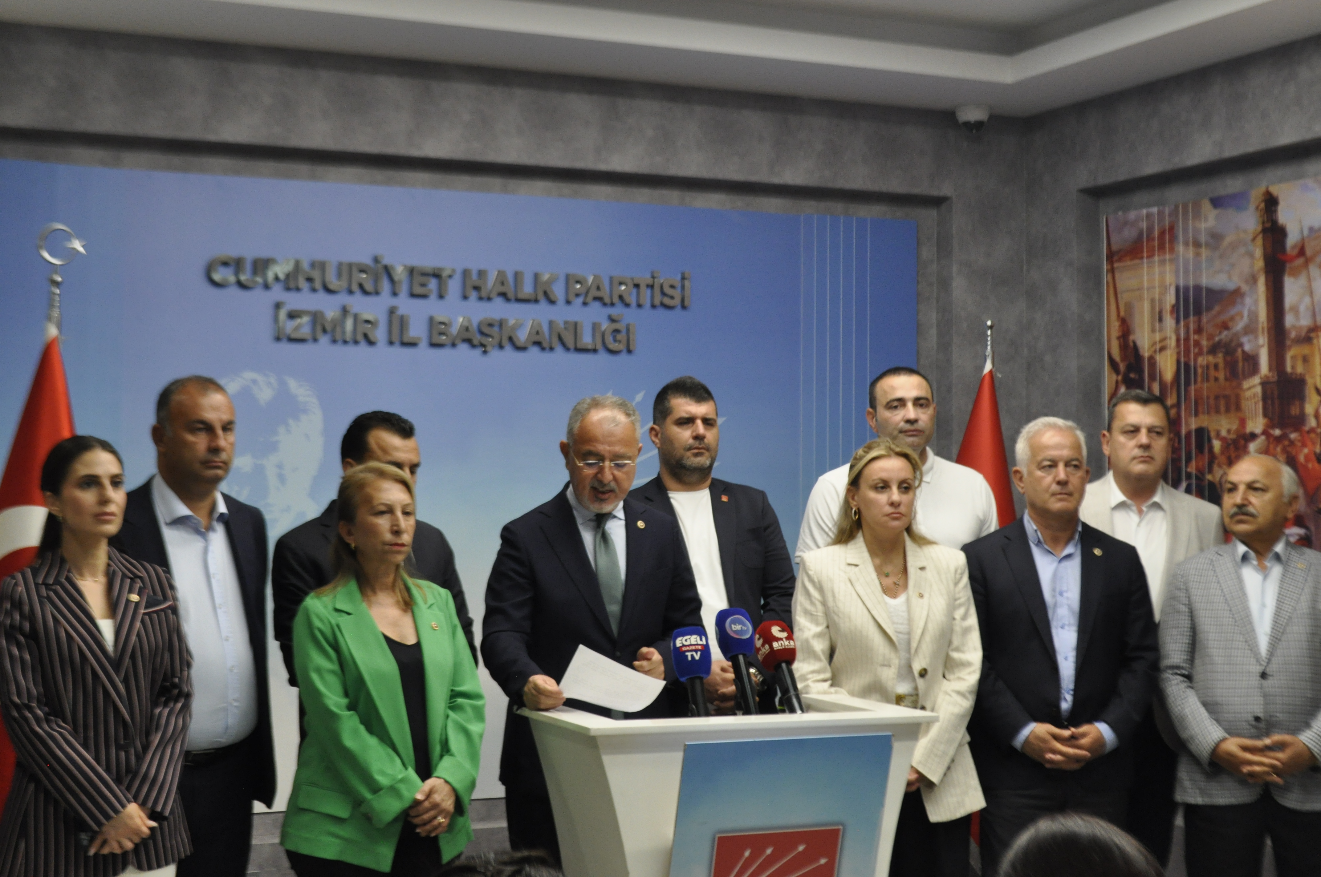 CHP heyeti İzmir’de saha çalışmasıyla halkla buluşuyor