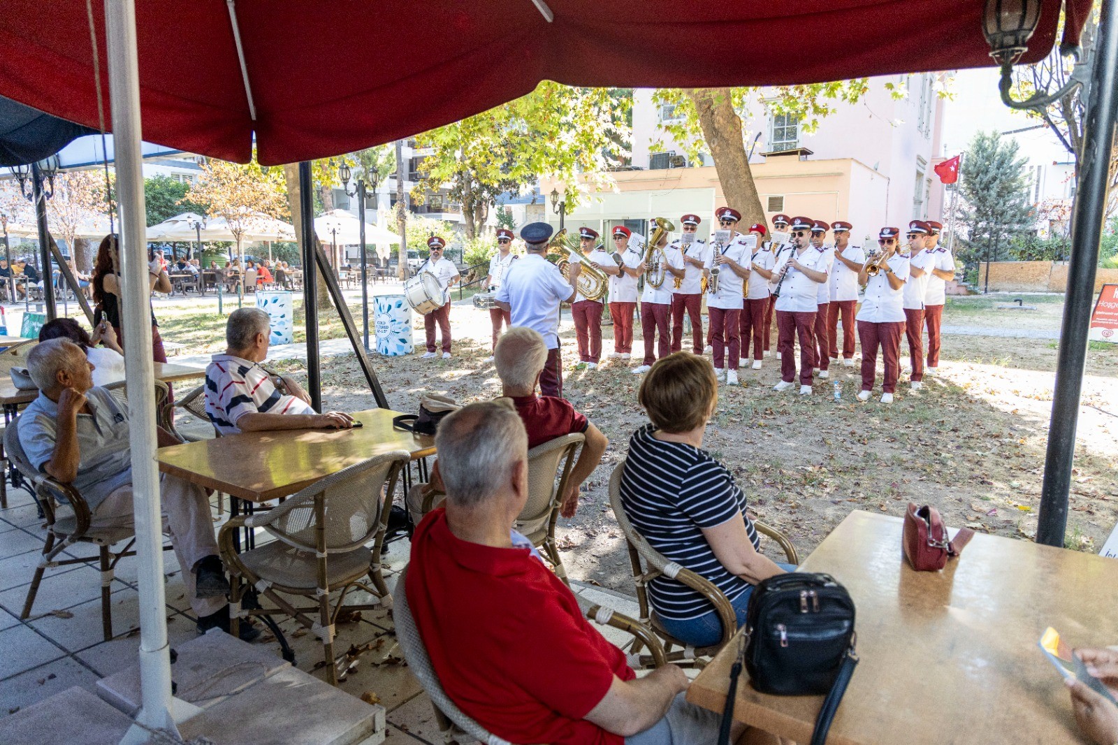 Karşıyaka Belediye Bandosu’ndan sokak konserleri