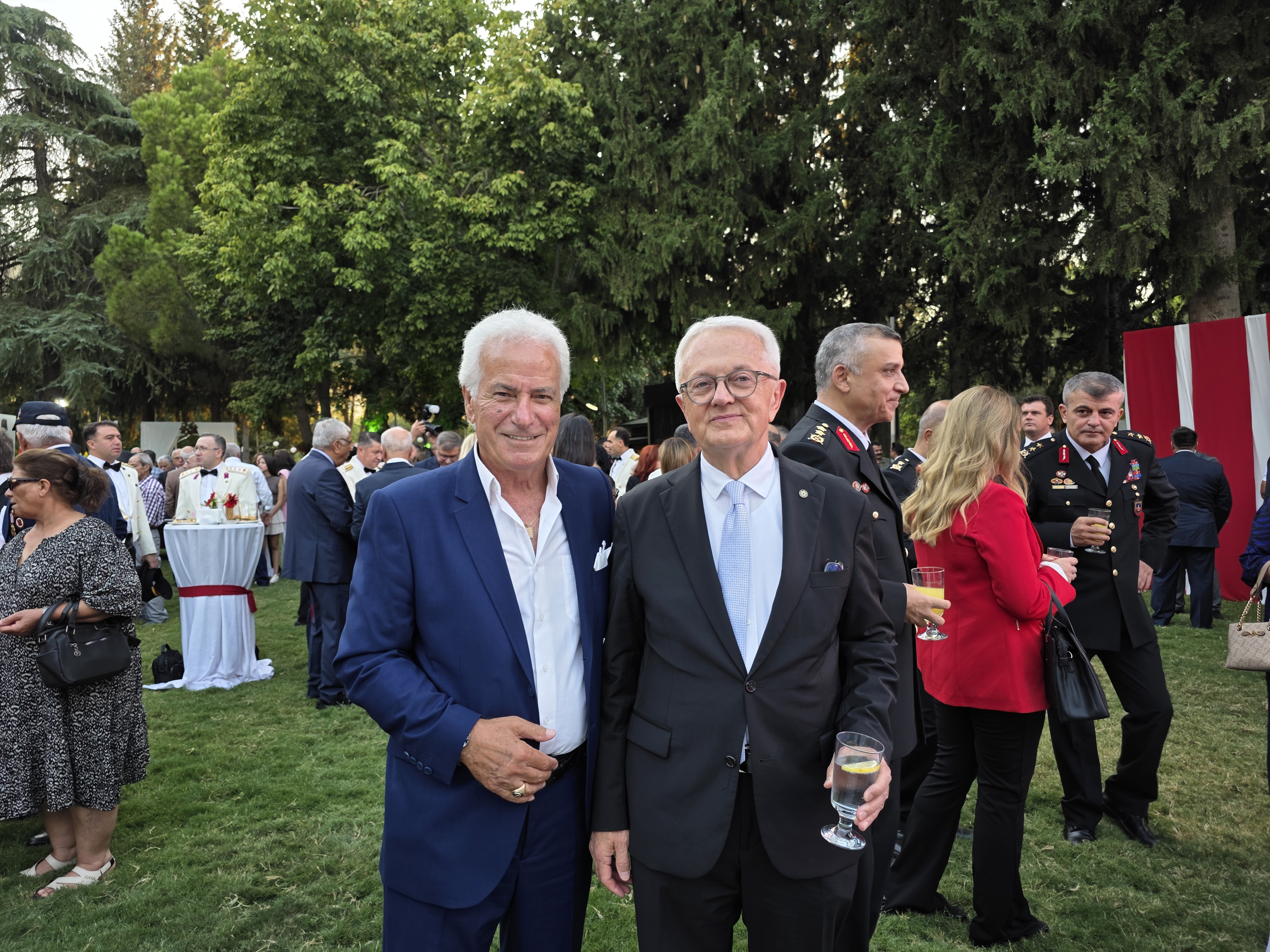 CUMHURİYETİMİZE SAHİBİZ, DÜŞMANA GEÇiT VERMEYiZ!