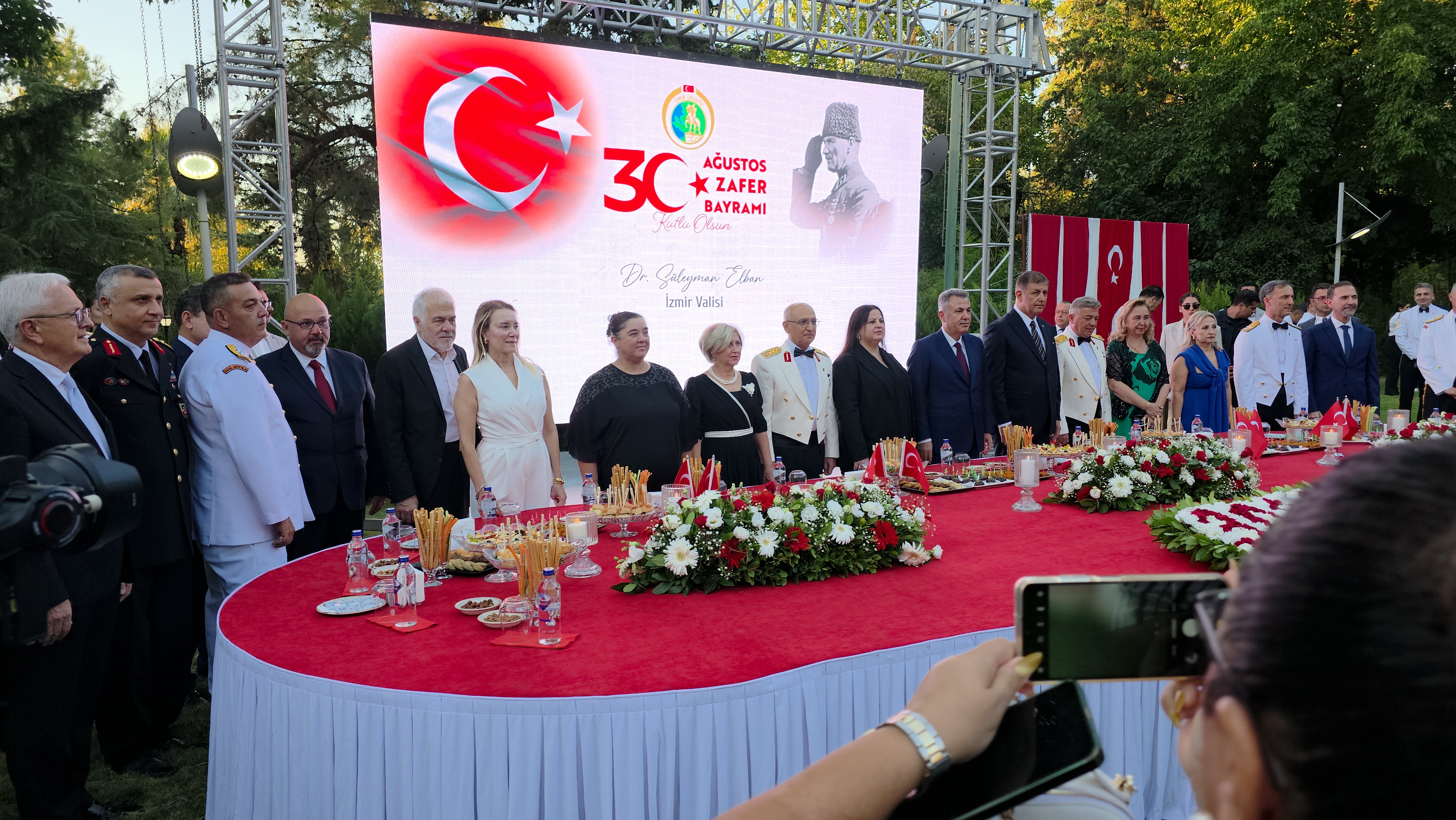 CUMHURİYETİMİZE SAHİBİZ, DÜŞMANA GEÇiT VERMEYiZ!