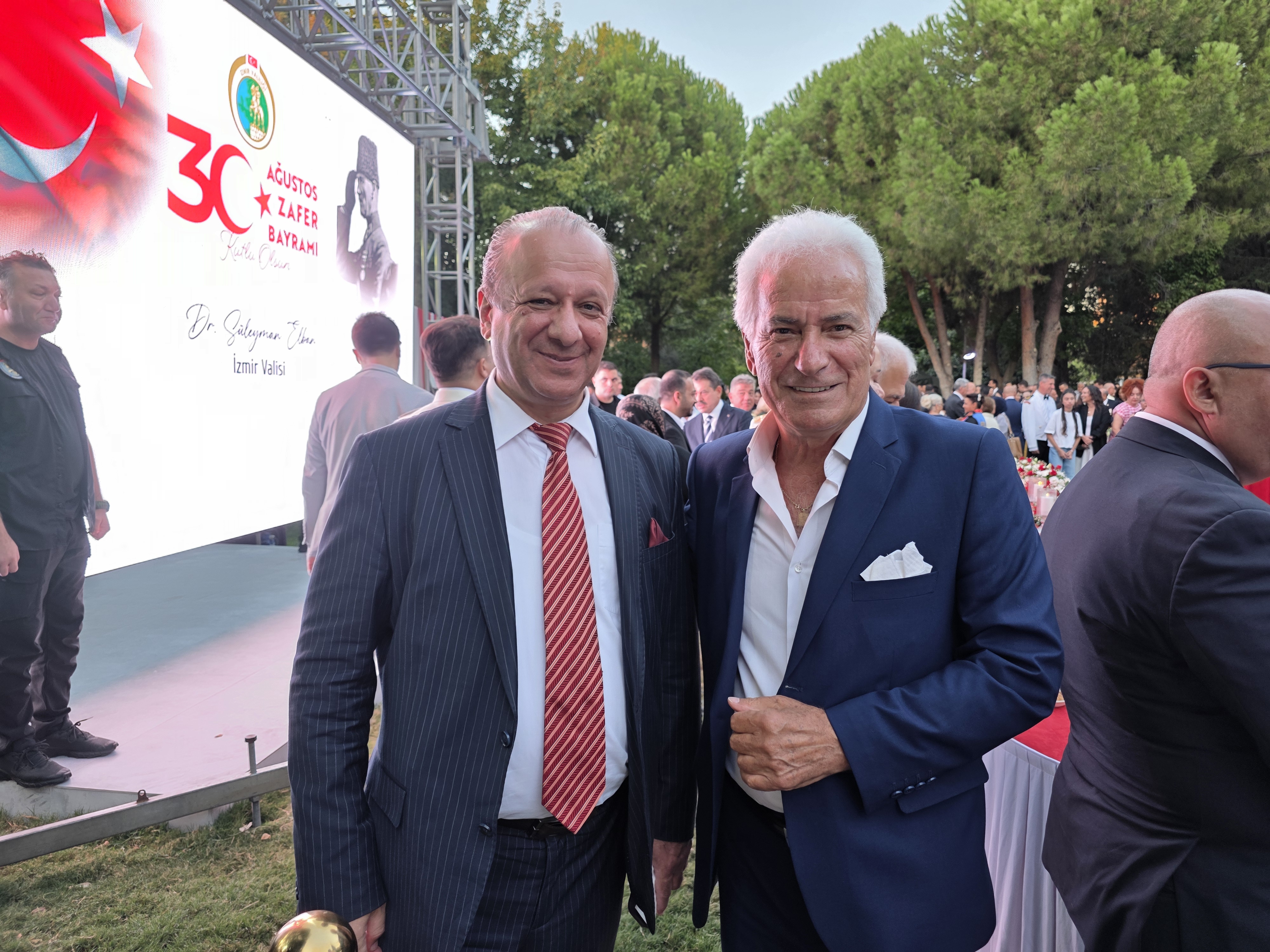 CUMHURİYETİMİZE SAHİBİZ, DÜŞMANA GEÇiT VERMEYiZ!