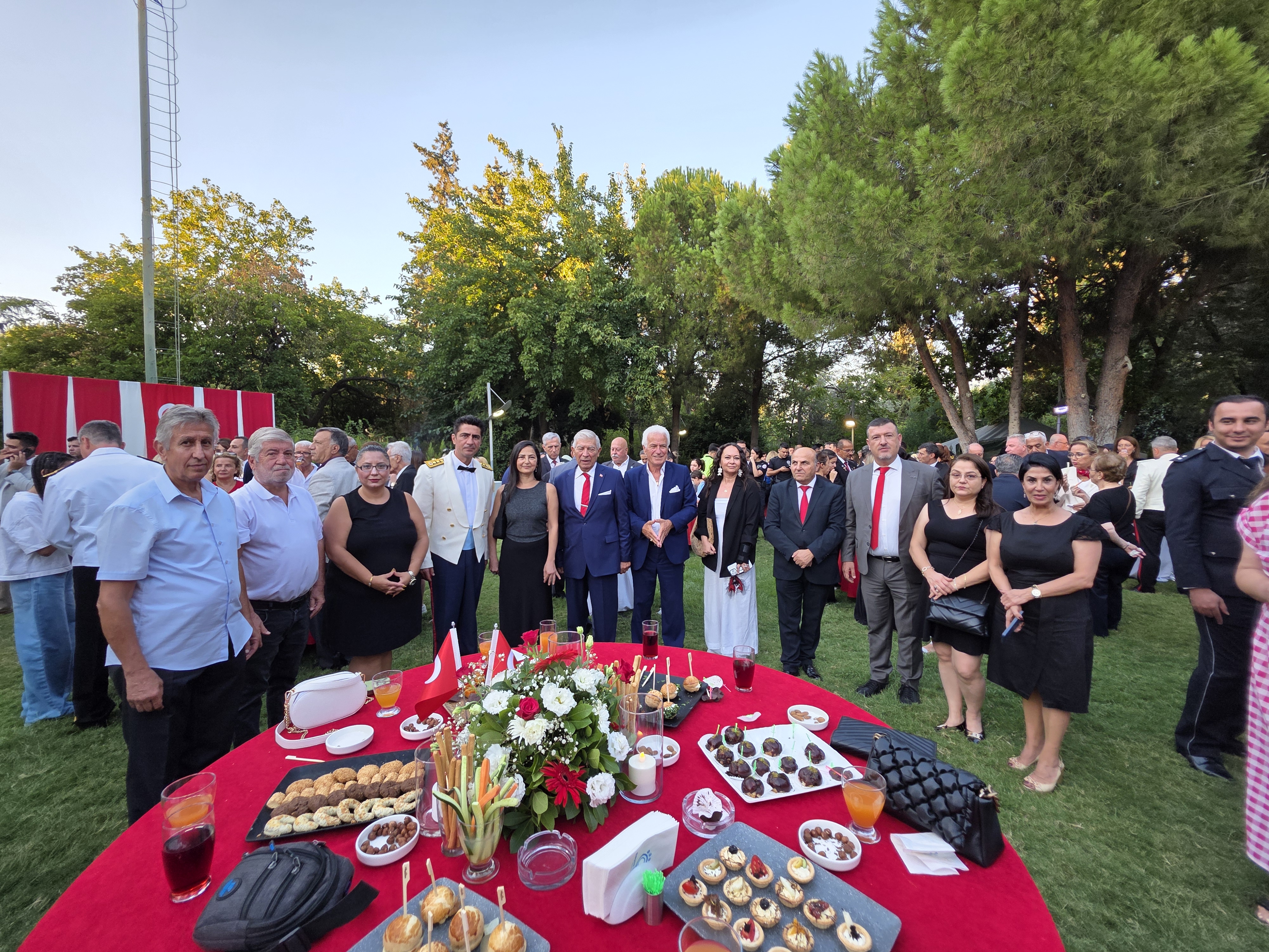 CUMHURİYETİMİZE SAHİBİZ, DÜŞMANA GEÇiT VERMEYiZ!