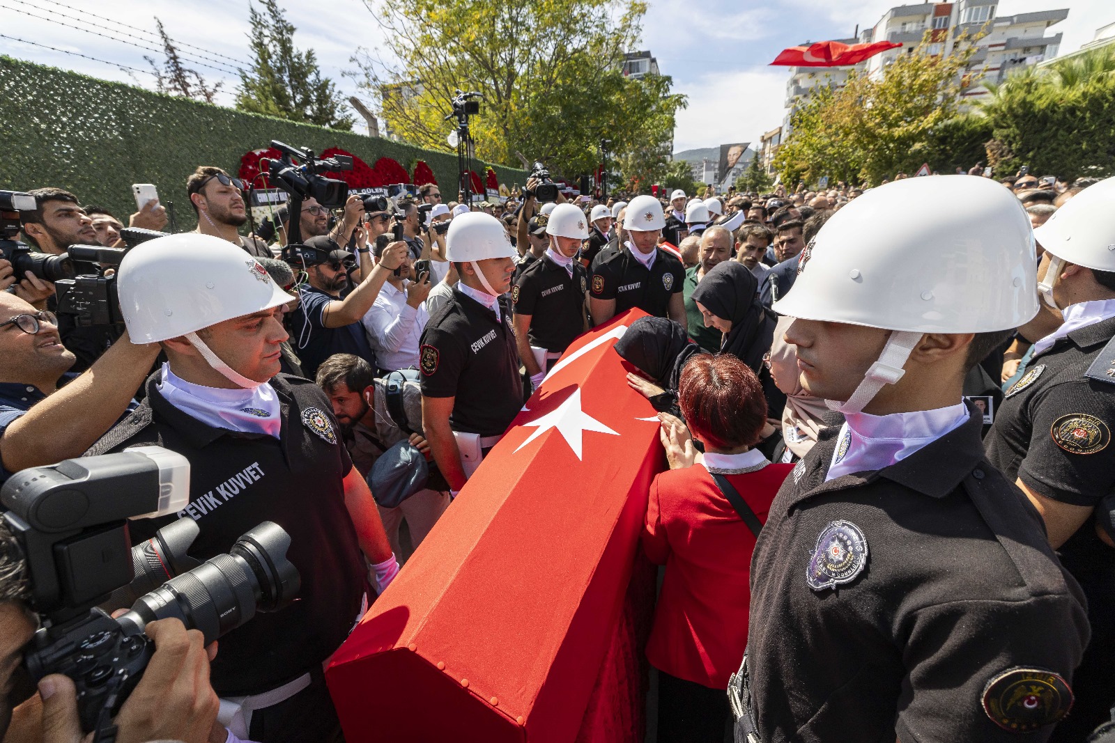 İzmir'deki polis merkezinde şehit olan polisler son yolculuğa uğurlandı