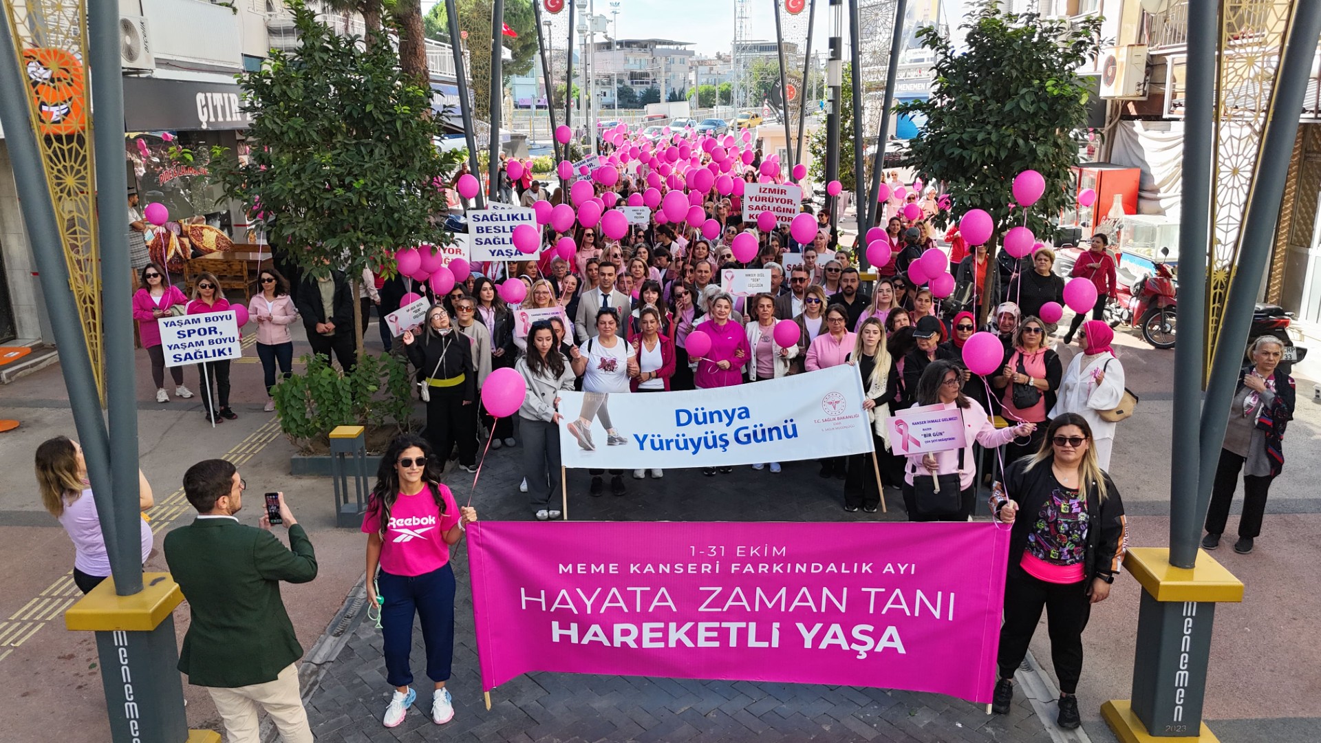 Menemenli kadınlar kansere karşı farkındalık için yürüdü