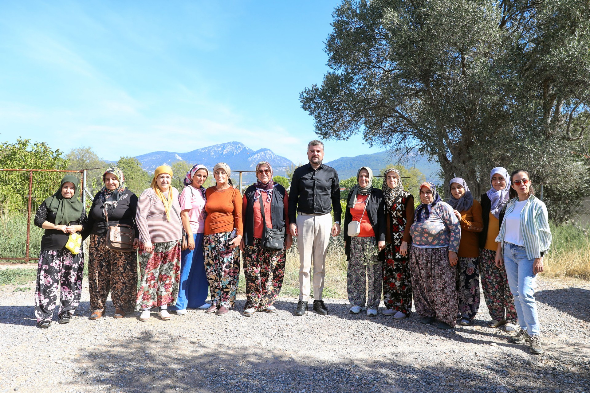 BAŞKAN GÖRKEM DUMAN DÜNYA KADIN ÇİFTÇİLER GÜNÜ'NÜ KUTLADI