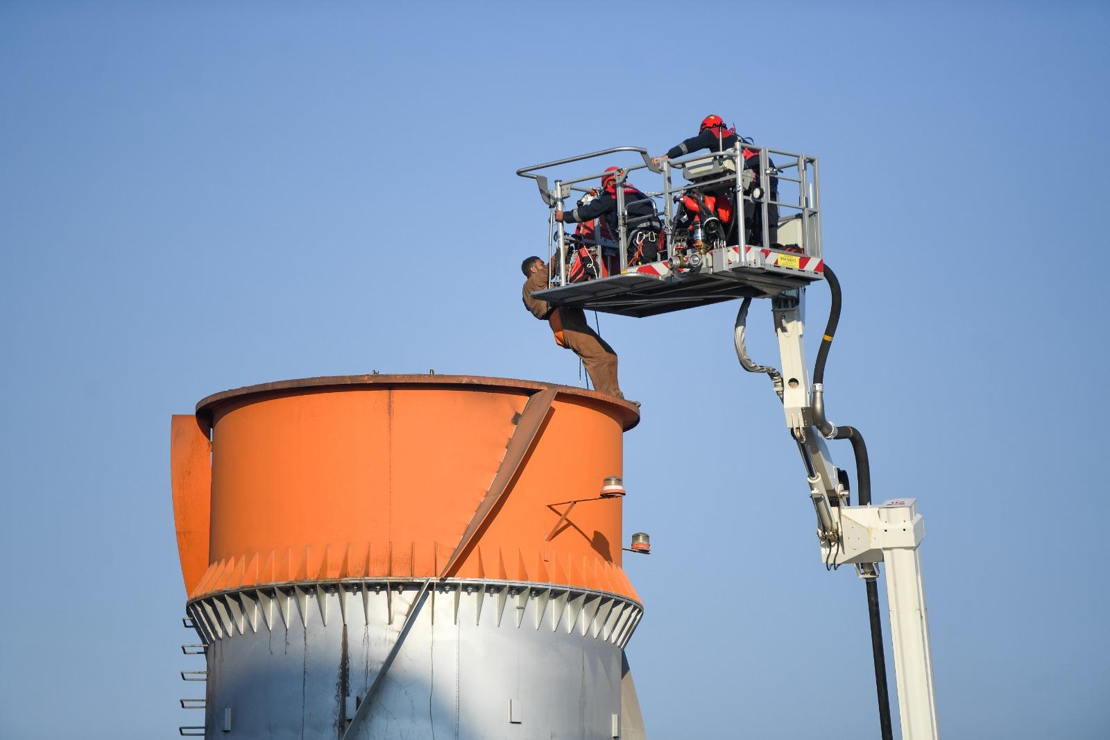 İzmir İtfaiyesi’nden baş döndüren kurtarma operasyonu