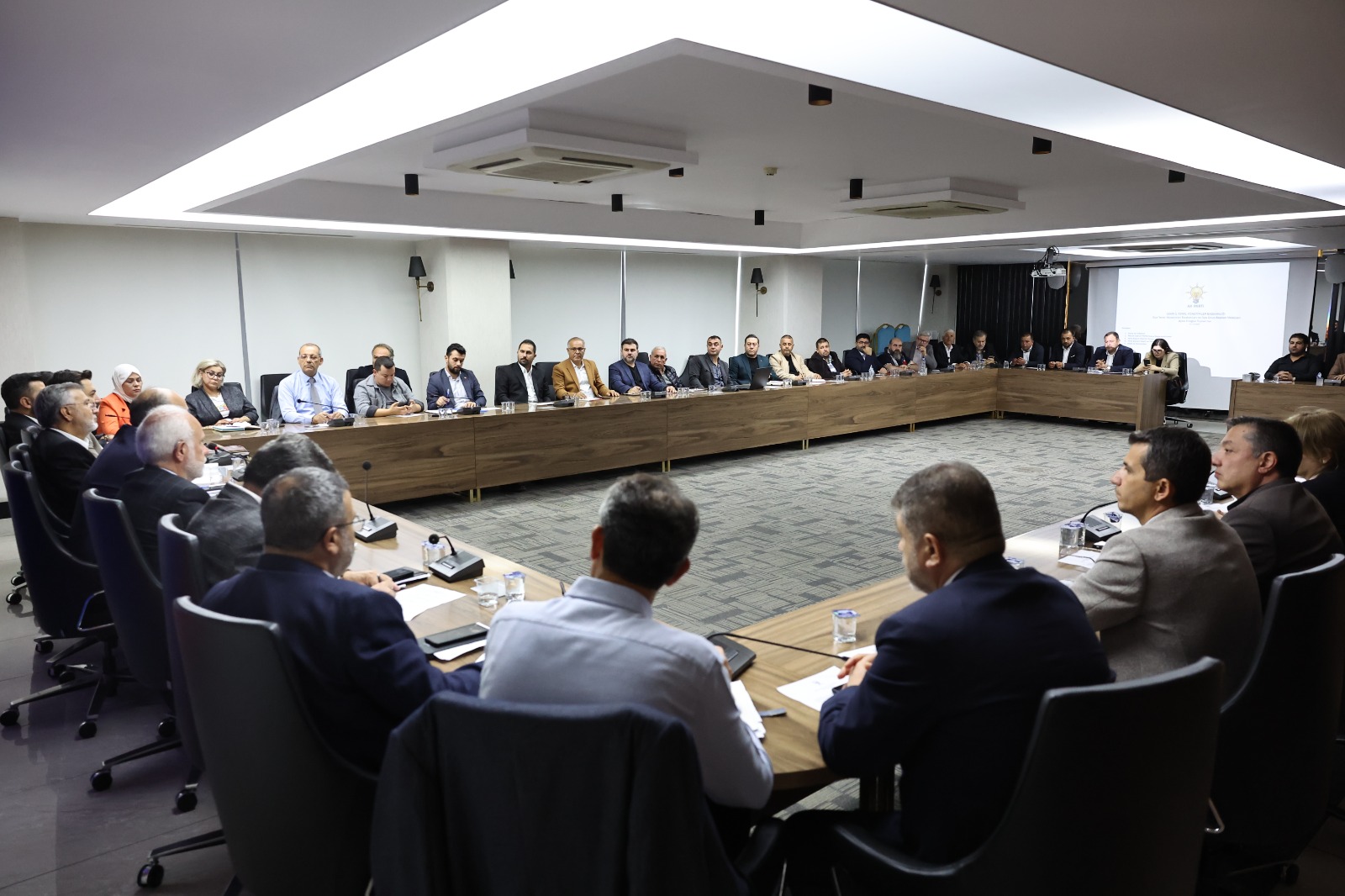 AK Parti İzmir’de, yerel yönetimler zirvesi!