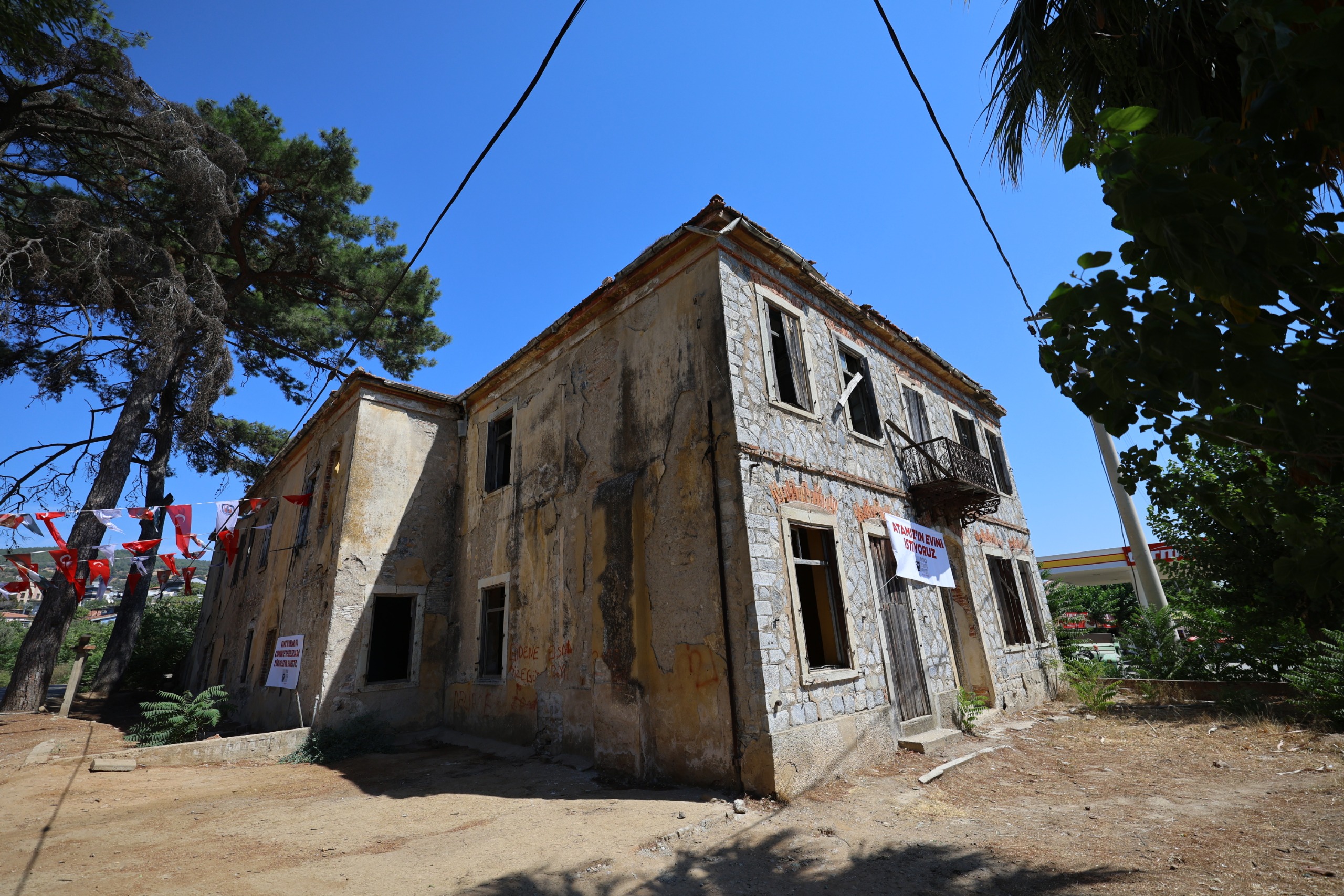 ATATÜRK’ÜN EFES SELÇUK’A GELİŞİ YAPAY ZEKÂ İLE CANLANDIRILDI