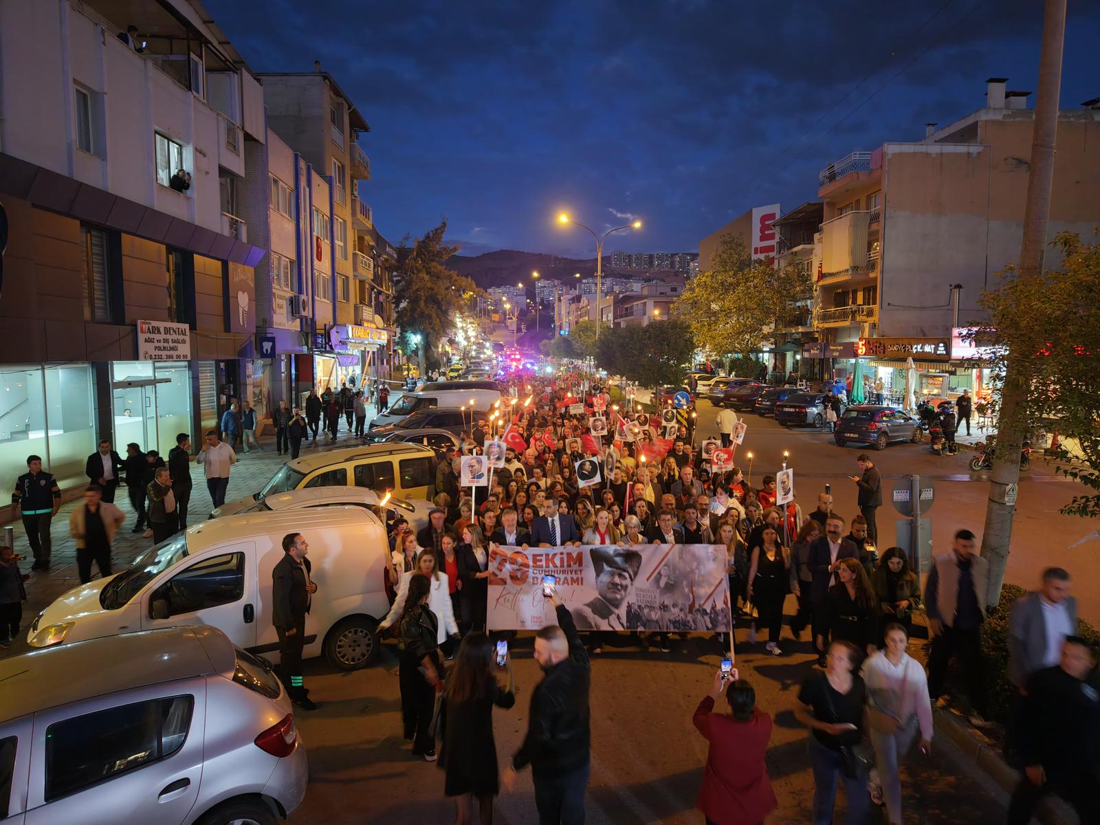 Çiğli’de “İstiklalden İstikbale Büyük Cumhuriyet Yürüyüşü ”ne yoğun katılım
