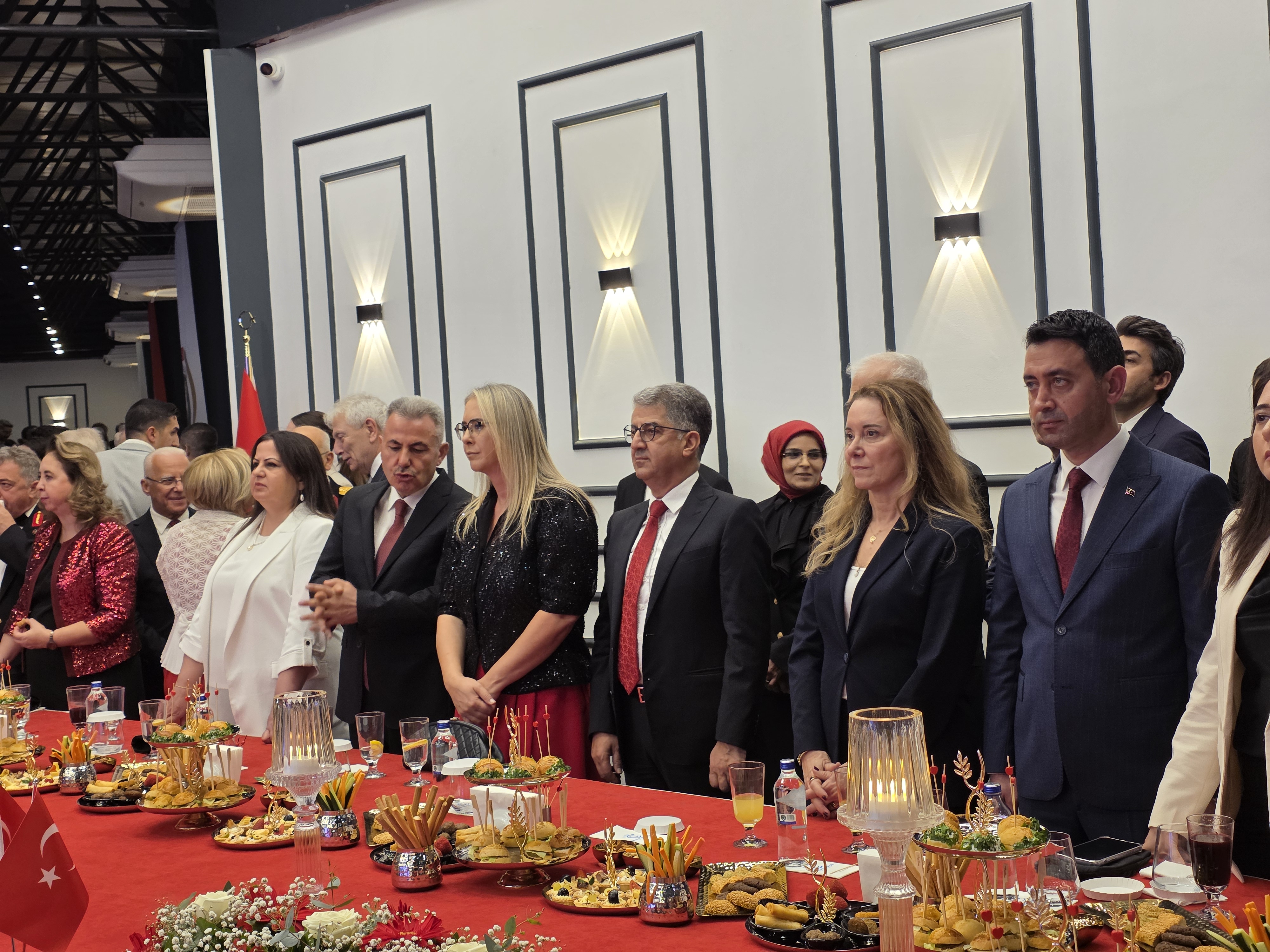 İZMİR'DE 29 EKİM RESEPSİYONU COŞKUYLA GERÇEKLEŞTİ: CUMHURİYET'İN 102. YILI TÖRENLE KUTLANDI