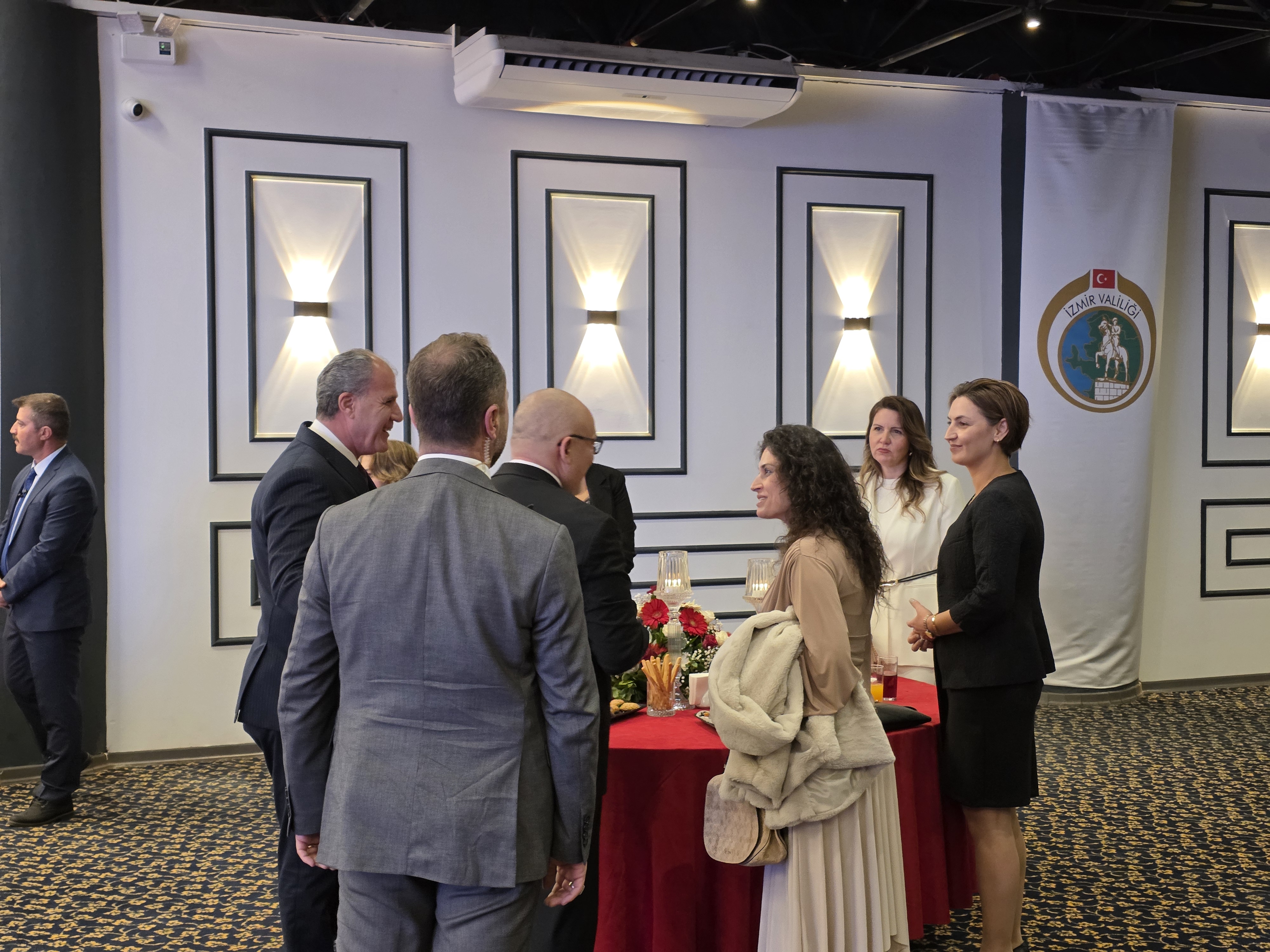 İZMİR'DE 29 EKİM RESEPSİYONU COŞKUYLA GERÇEKLEŞTİ: CUMHURİYET'İN 102. YILI TÖRENLE KUTLANDI