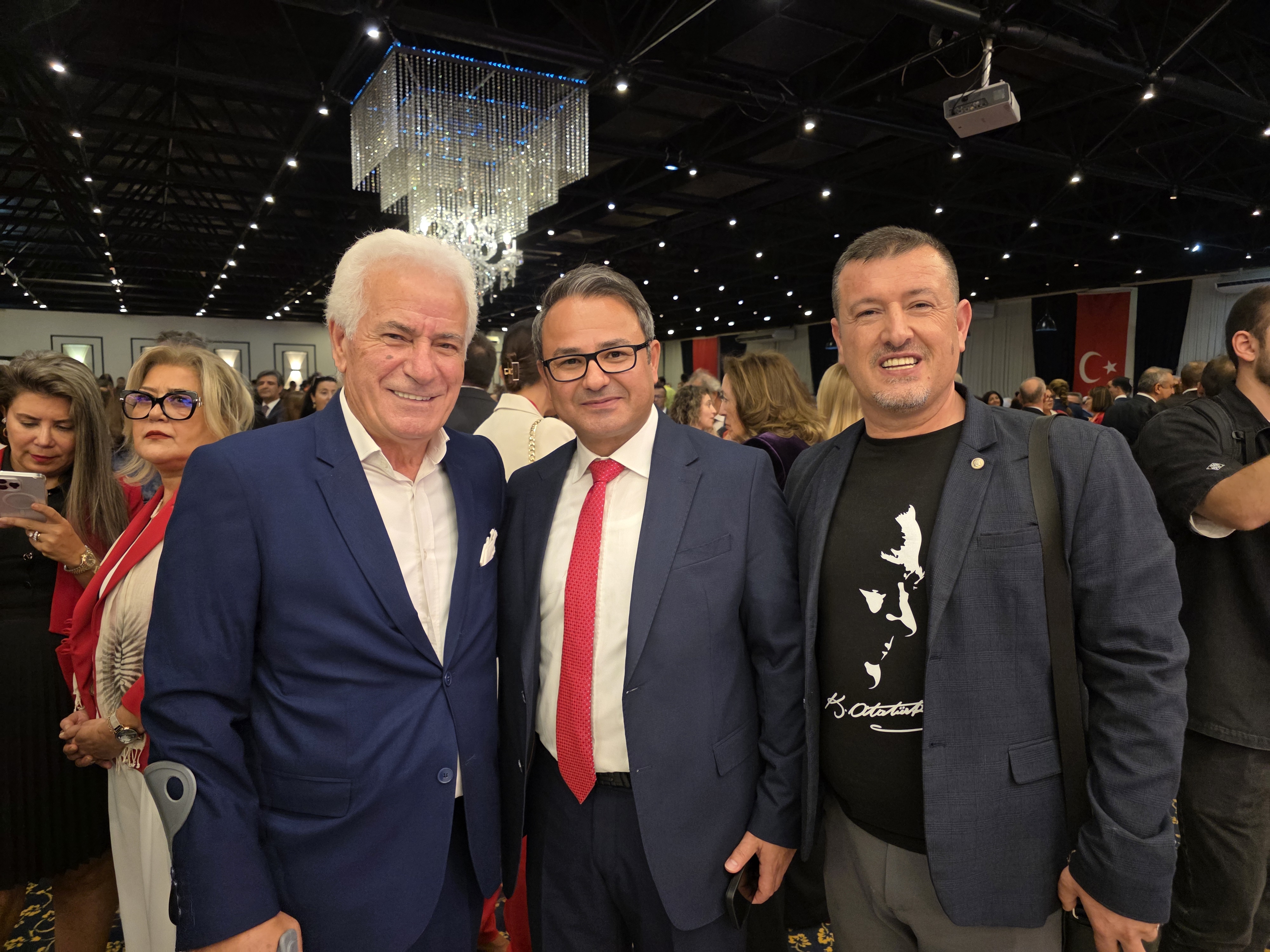 İZMİR'DE 29 EKİM RESEPSİYONU COŞKUYLA GERÇEKLEŞTİ: CUMHURİYET'İN 102. YILI TÖRENLE KUTLANDI