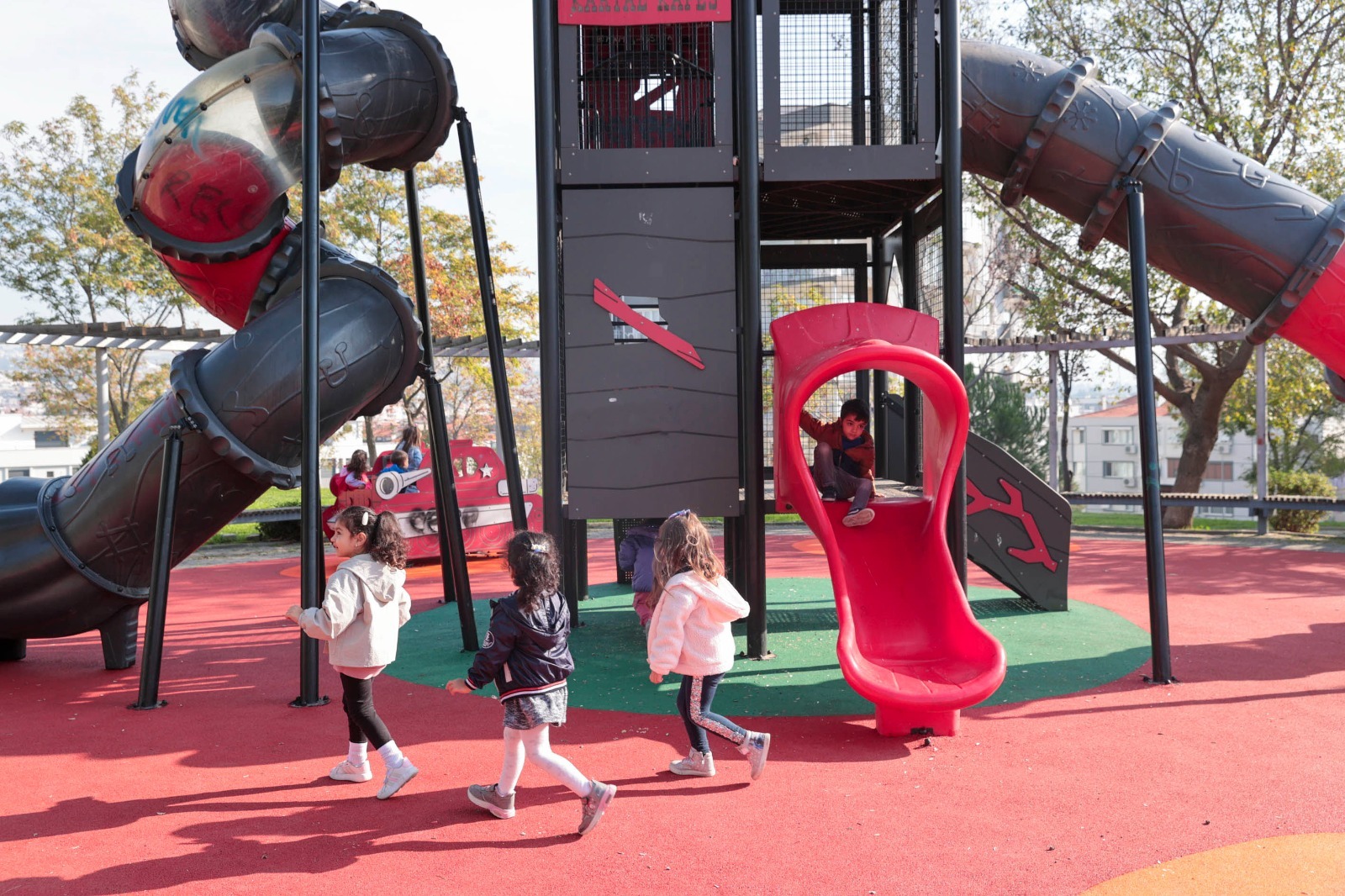 Buca'da parklar yenileniyor, sosyal yaşam canlanıyor