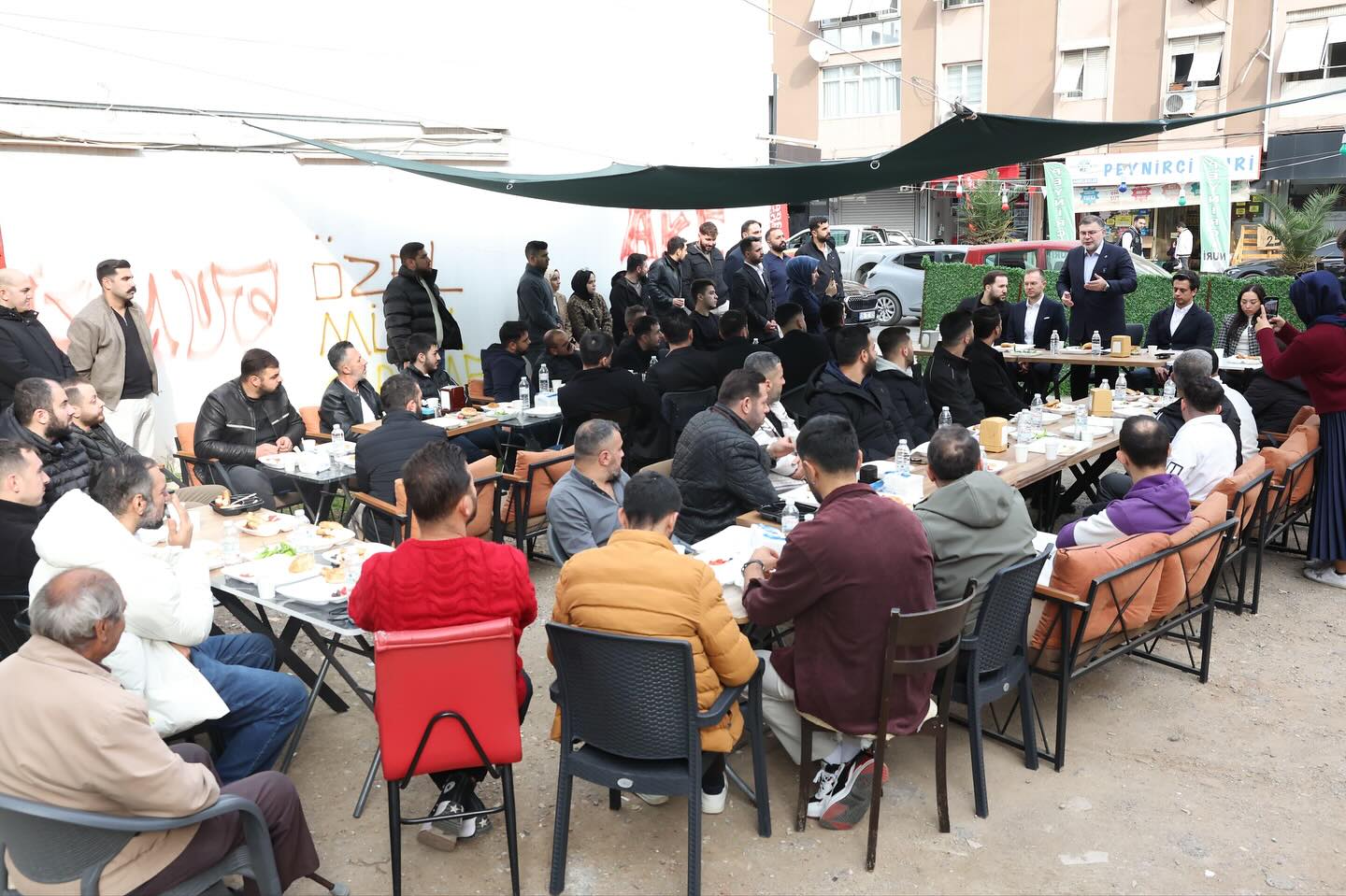 AK Parti İzmir İl Başkanı Saygılı, Karabağlar’daki Genç Esnaflarla Buluştu