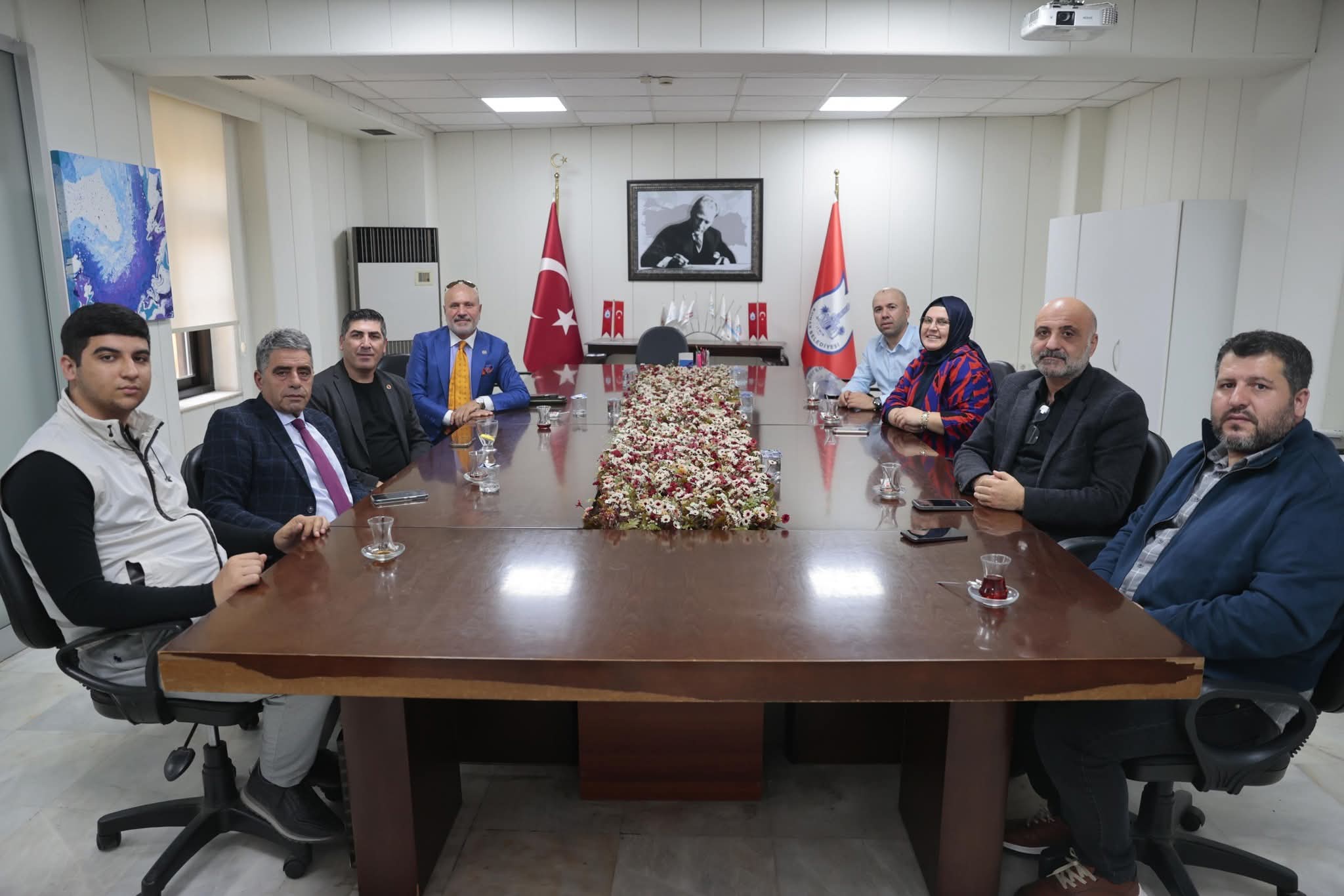 KONAK'TA ESNAF BULUŞMASI: MOBİLYACILAR ODASI BAŞKAN ADAYI SEYFETTİN DAĞ'DAN BAŞKAN MUTLU'YA ZİYARET