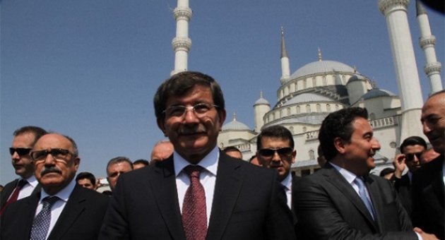 Davutoğlu Cuma namazı için üç cami değiştirdi