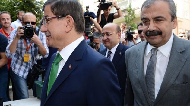 Davutoğlu, koalisyon görüşmesi için HDP Genel Merkezi'ne geldi