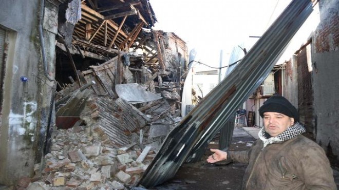 Yine Kemeraltı yine panik: 150 yıllık bina yerle bir!