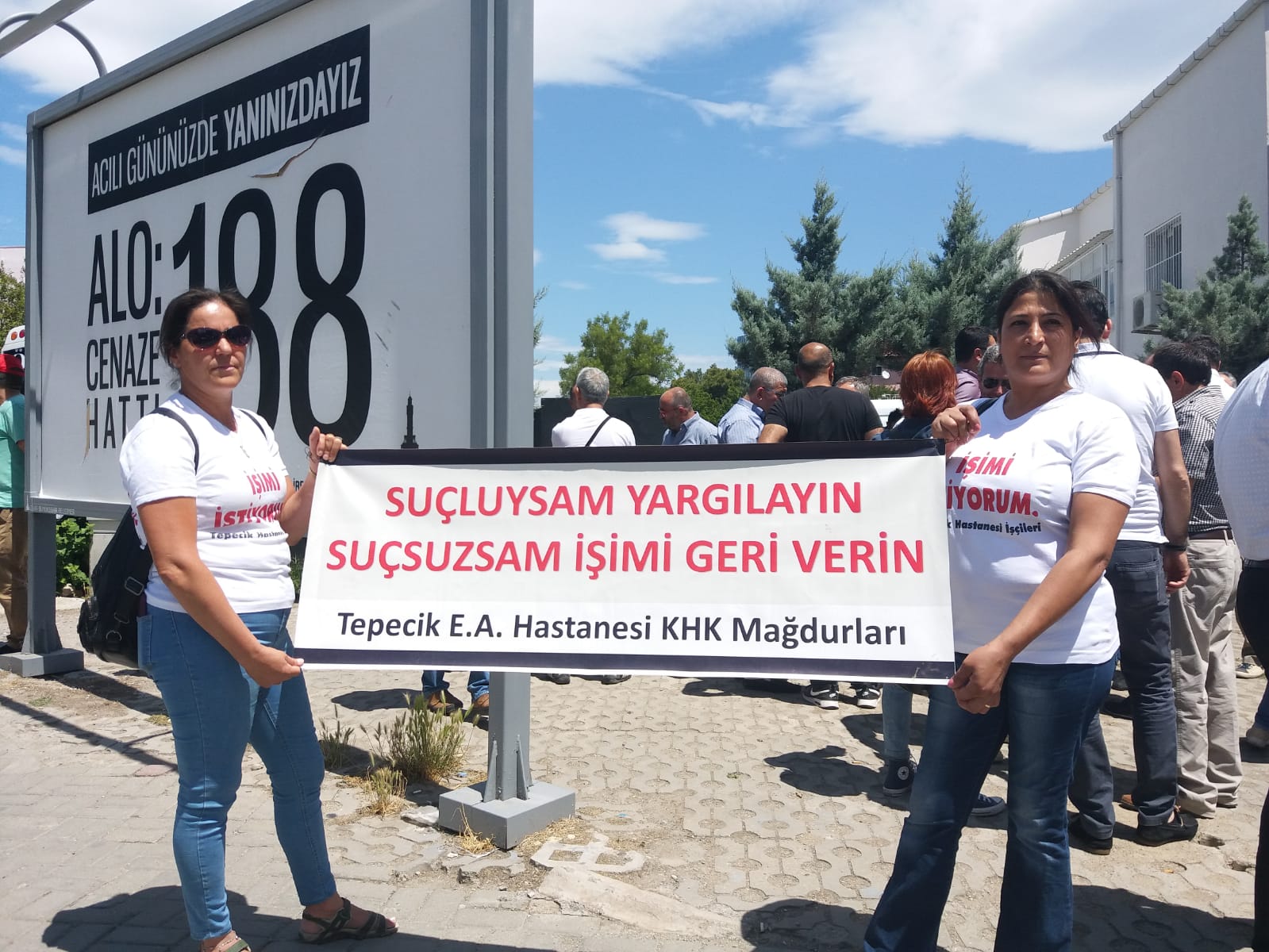 İzmir'de kefen giyen işçiler, canlı gömülme talebinde bulundu