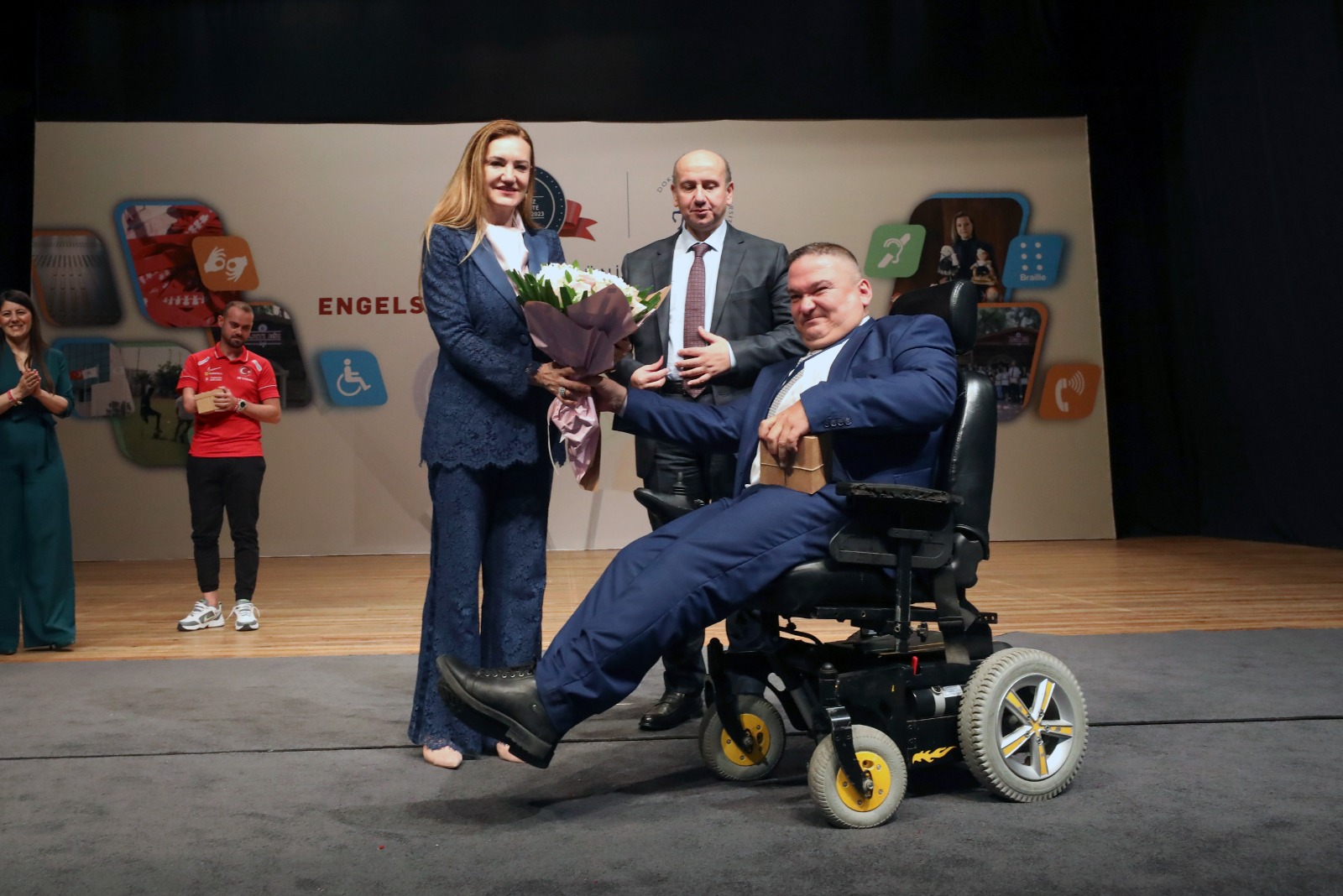 Engelleri aşan üniversite;Deü