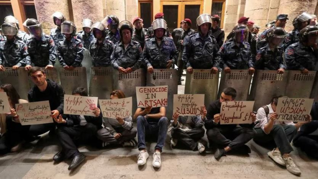 Ermenistan'da halk sokaklarda! "Paşinyan istifa" sloganları attılar