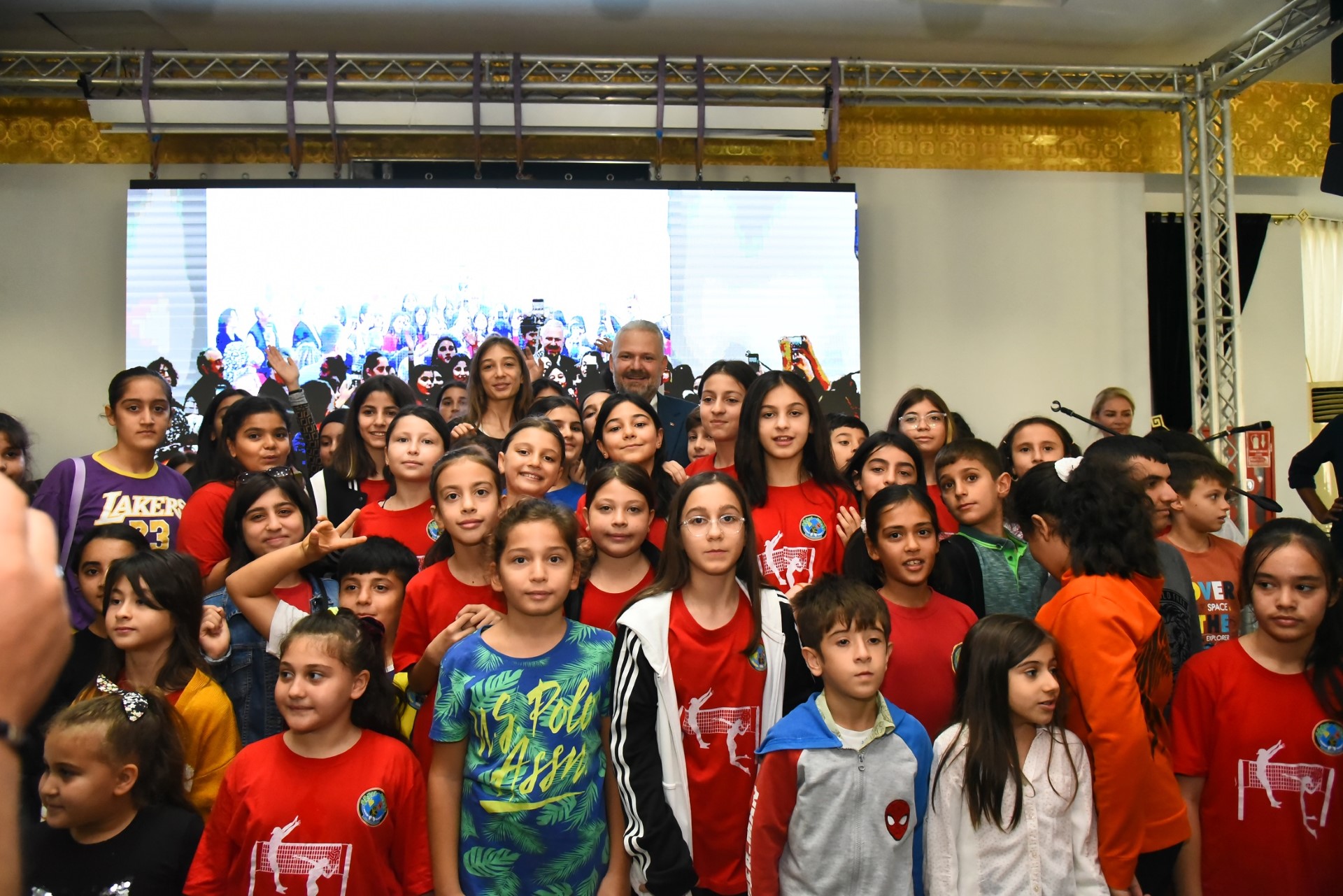 Menemen Belediyesi'nden öğrencilere dev destek!