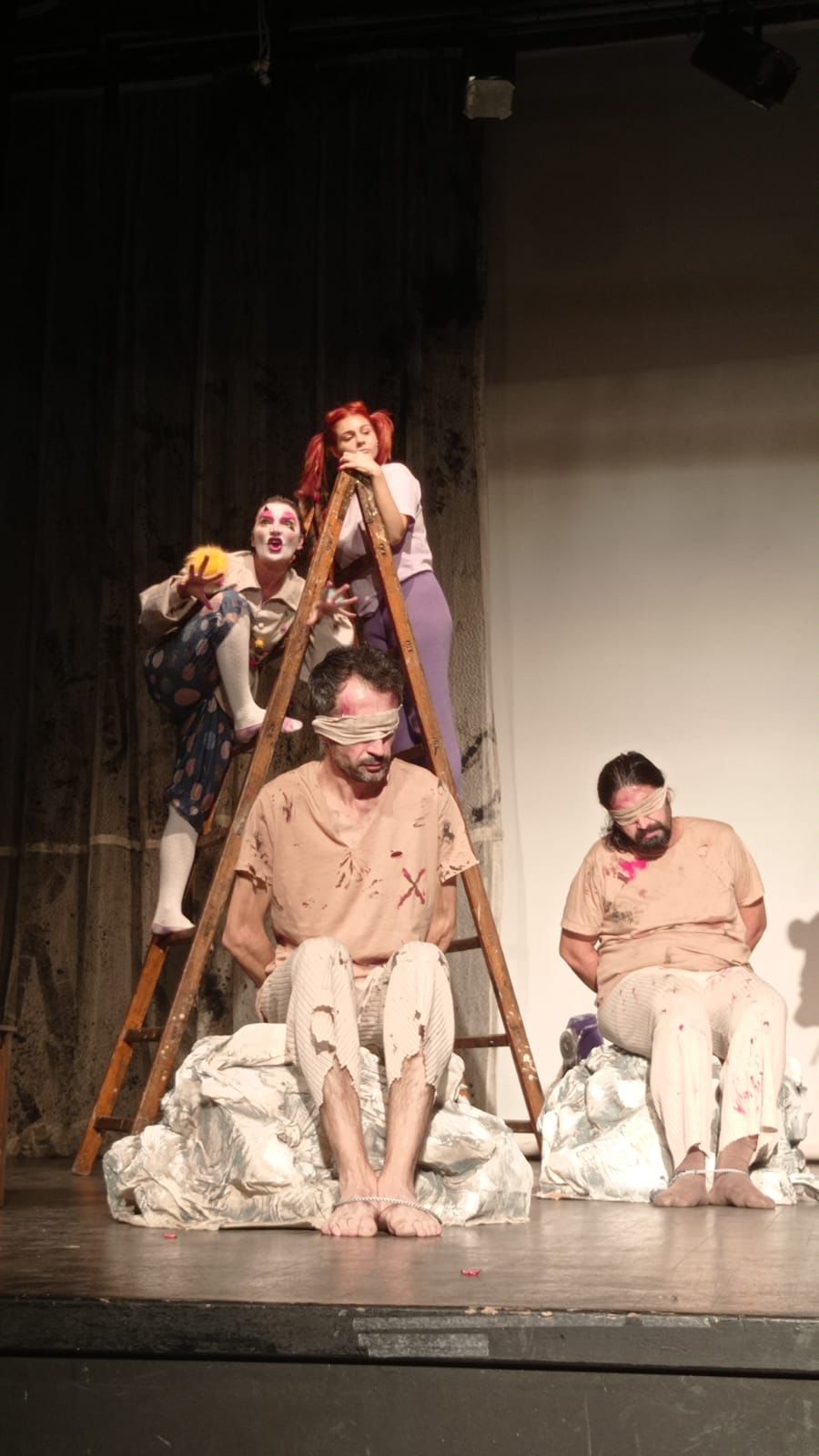 İzmir’de tiyatro şöleni yaşandı