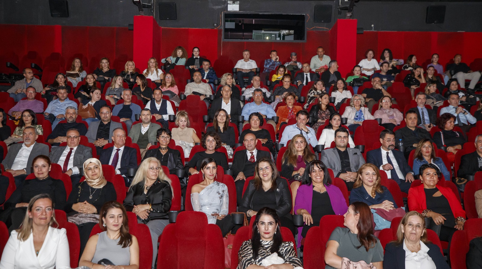 Başkan Soyer, Atatürk filmini öğretmenlerle izledi