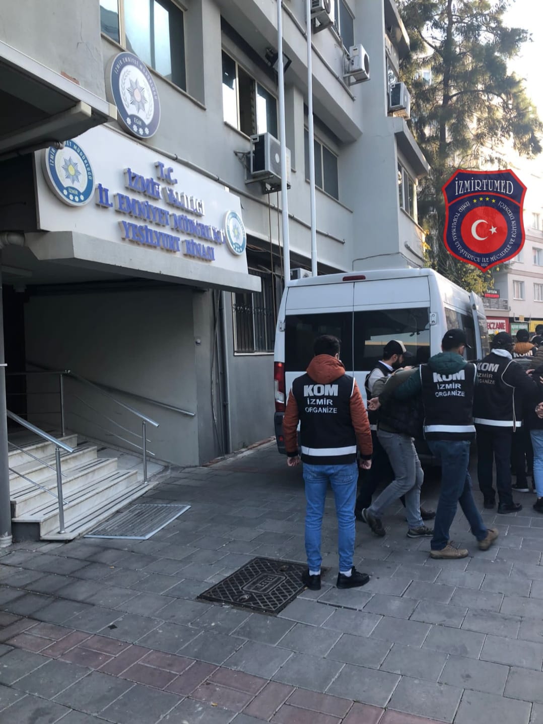 İzmir'de suç örgütü operasyonu: 9 gözaltı
