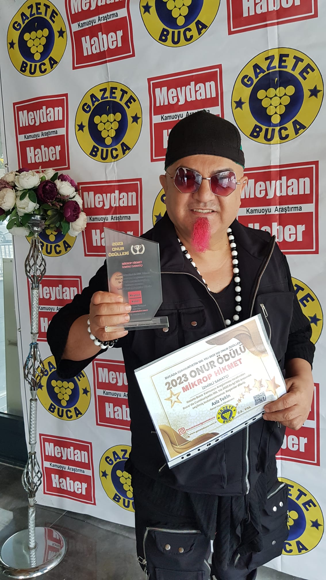 Sanatçı Mikrop Hikmet Onur Ödülü'ne layık görüldü