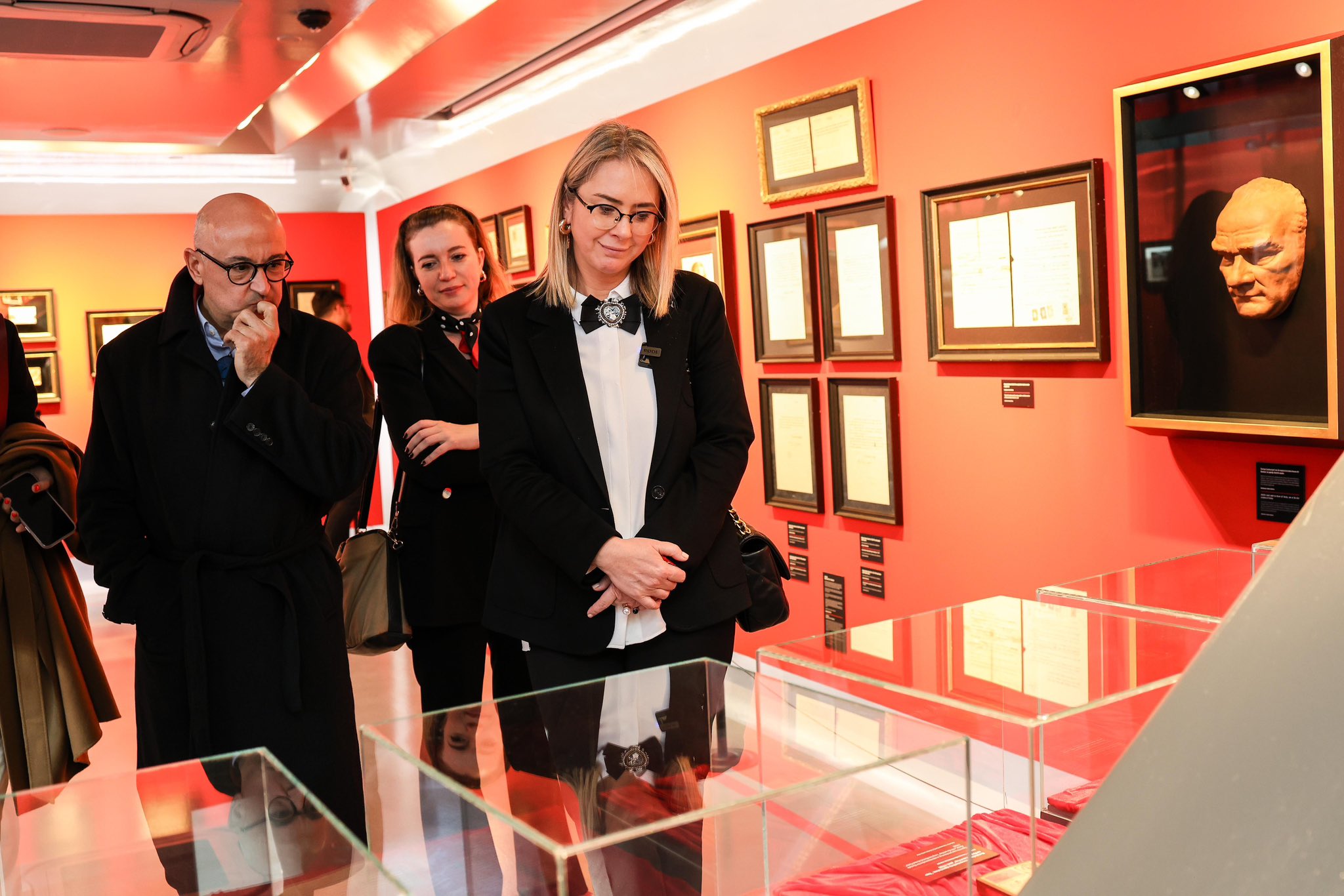 AK Parti Konak Belediye Başkan Adayı Ceyda Bölünmez Çankırı, Atatürk Sergisi'ni Ziyaret Etti