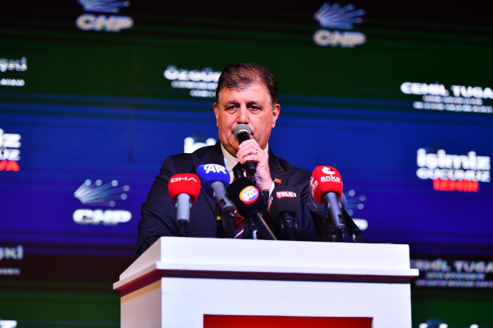 CHP Genel Başkanı Özgür Özel ile Başkan Tugay yurttaşlarla iftar yaptı