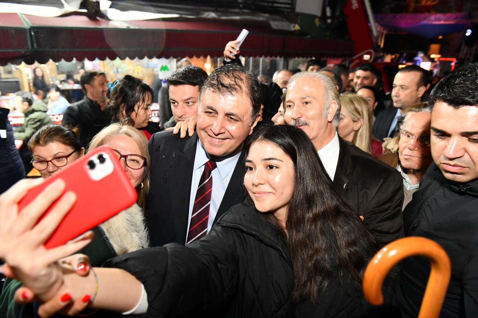 CHP Genel Başkanı Özgür Özel ile Başkan Tugay yurttaşlarla iftar yaptı