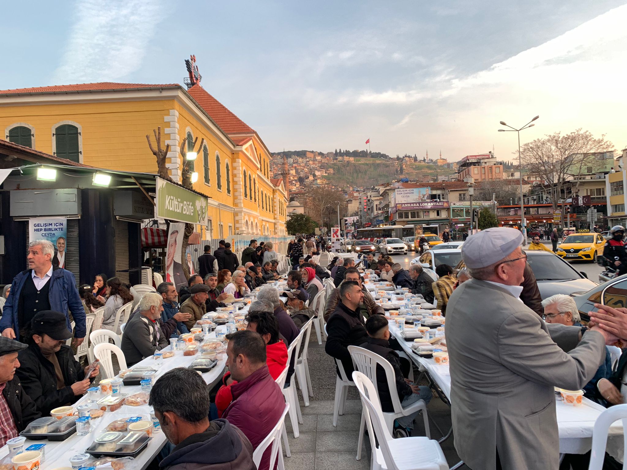AK Parti Konak adayı Çankırı, Basmane iftar programında vatandaşlarla bir araya geldi