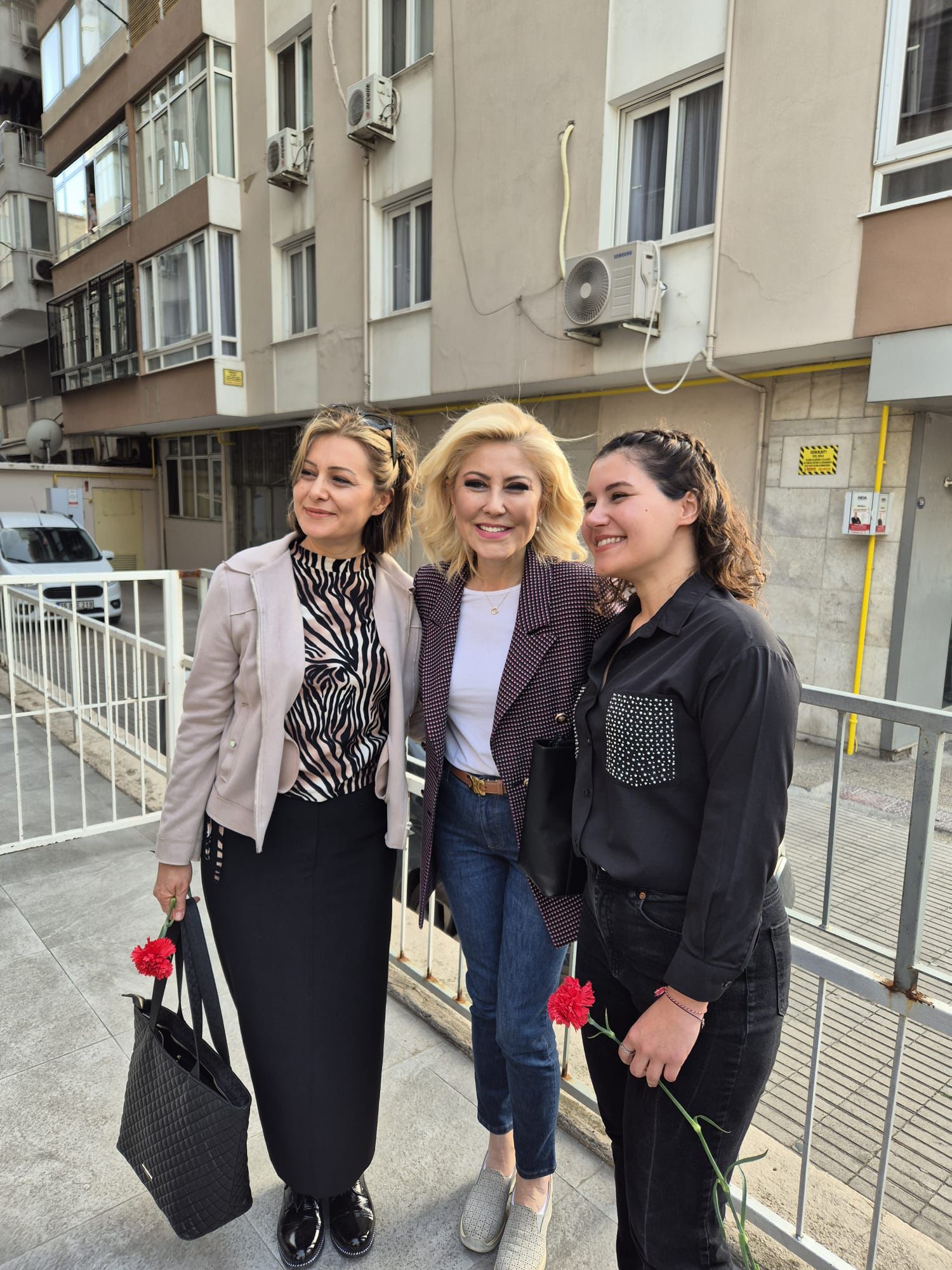 AK Parti Karabağlar Başkan Adayı Mehmet Sadık Tunç ve Milletvekili Şebnem Bursalı, Halkla Buluştu