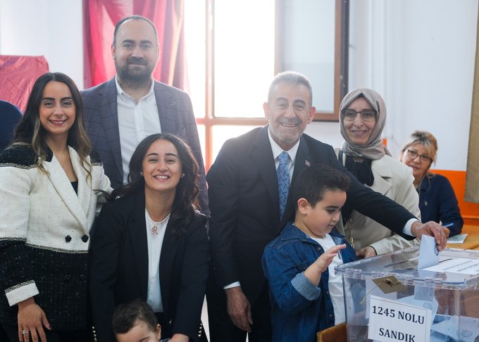 AK Parti İzmirli siyasiler sandık başında