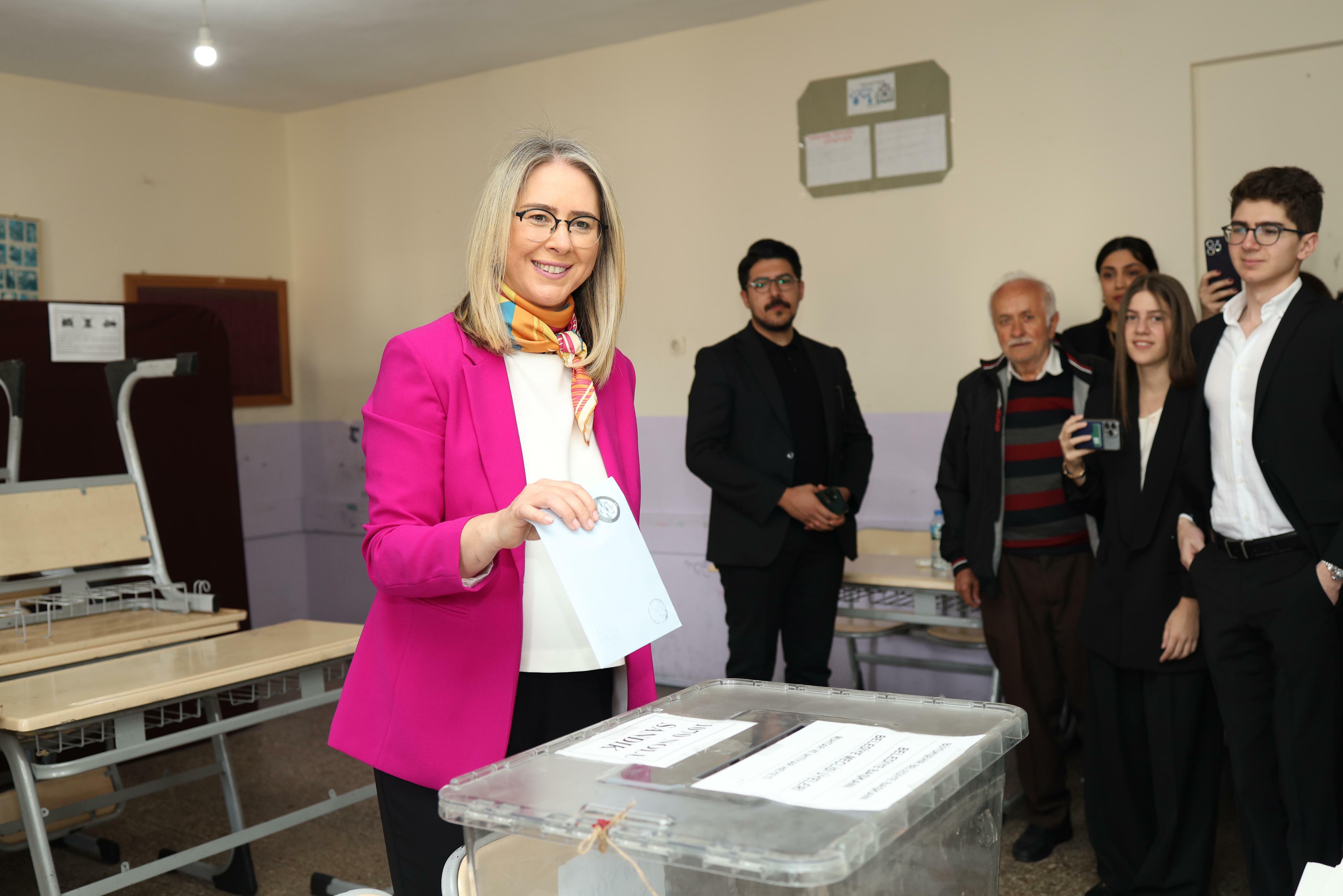 AK Parti Konak adayı Çankırı ‘HALKIN, VİCDAN TERAZİSİNDE HİZMETİN AĞIR GELECEĞİNİ DÜŞÜNDÜKLERİNE İNANIYORUM’