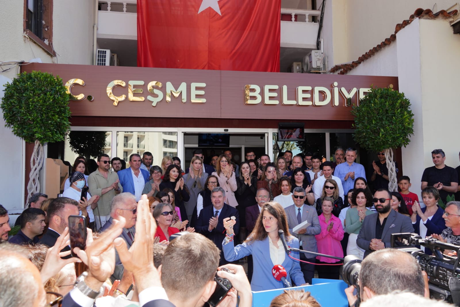 Çeşme'nin ilk kadın başkanı Lal Denizli mazbatayı aldı