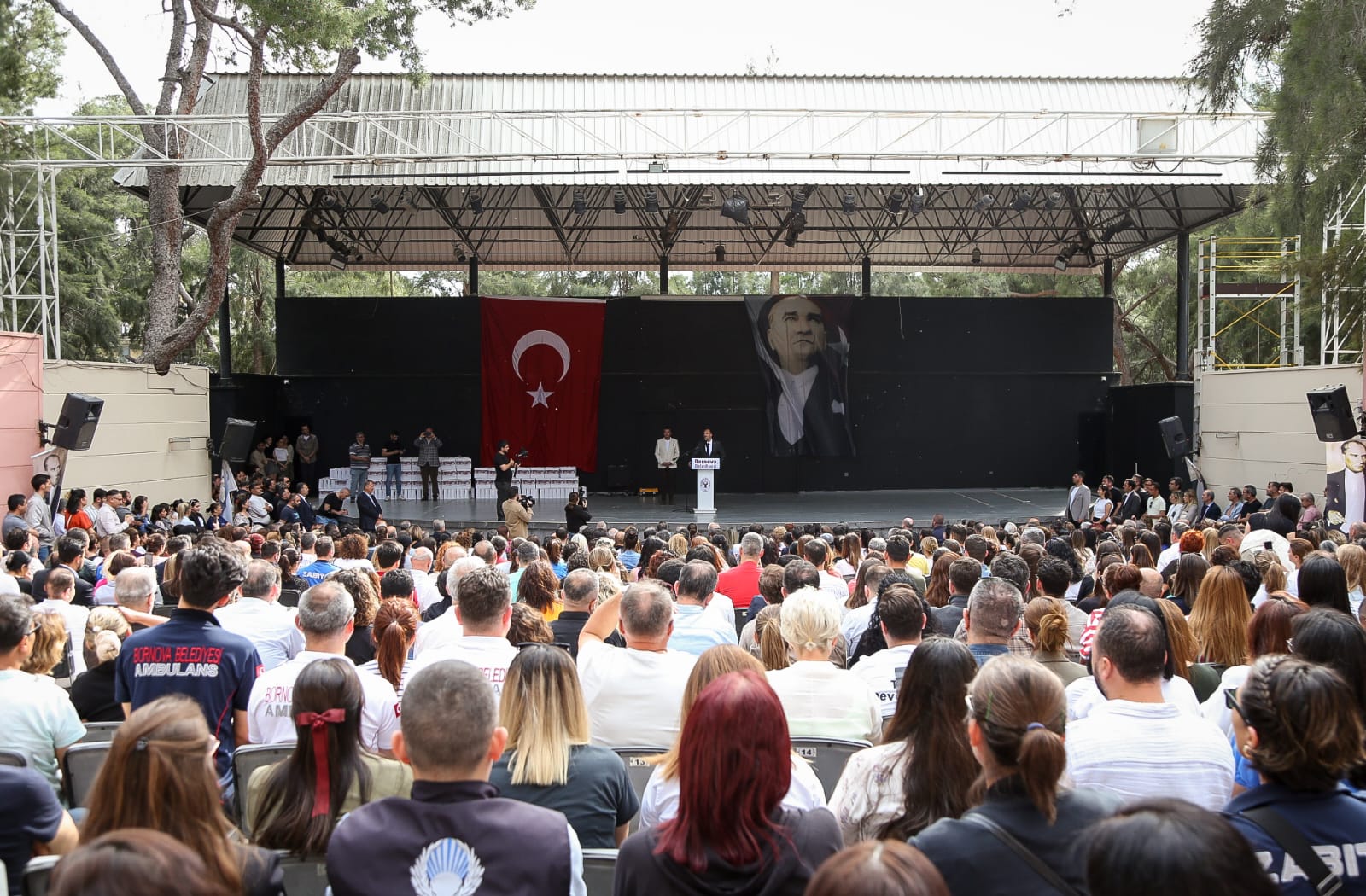 Bornova Belediye Başkanı Ömer Eşki güne işçilerle bayramlaşarak başladı