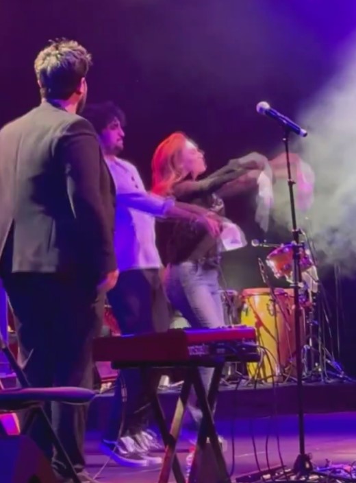 Önce düet yaptılar sonra halay çektiler