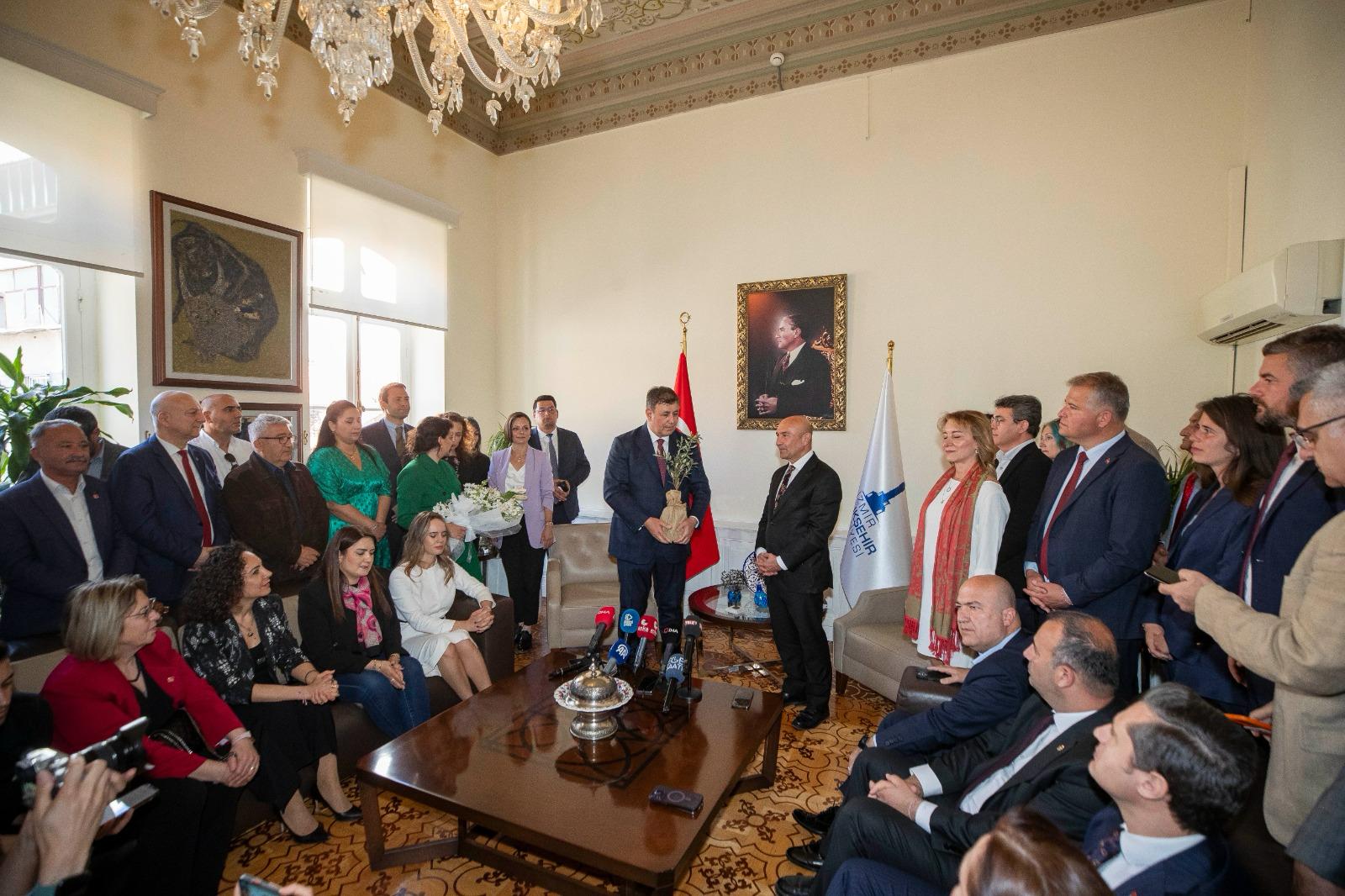 Tunç Soyer görevini Cemil Tugay'a devretti!