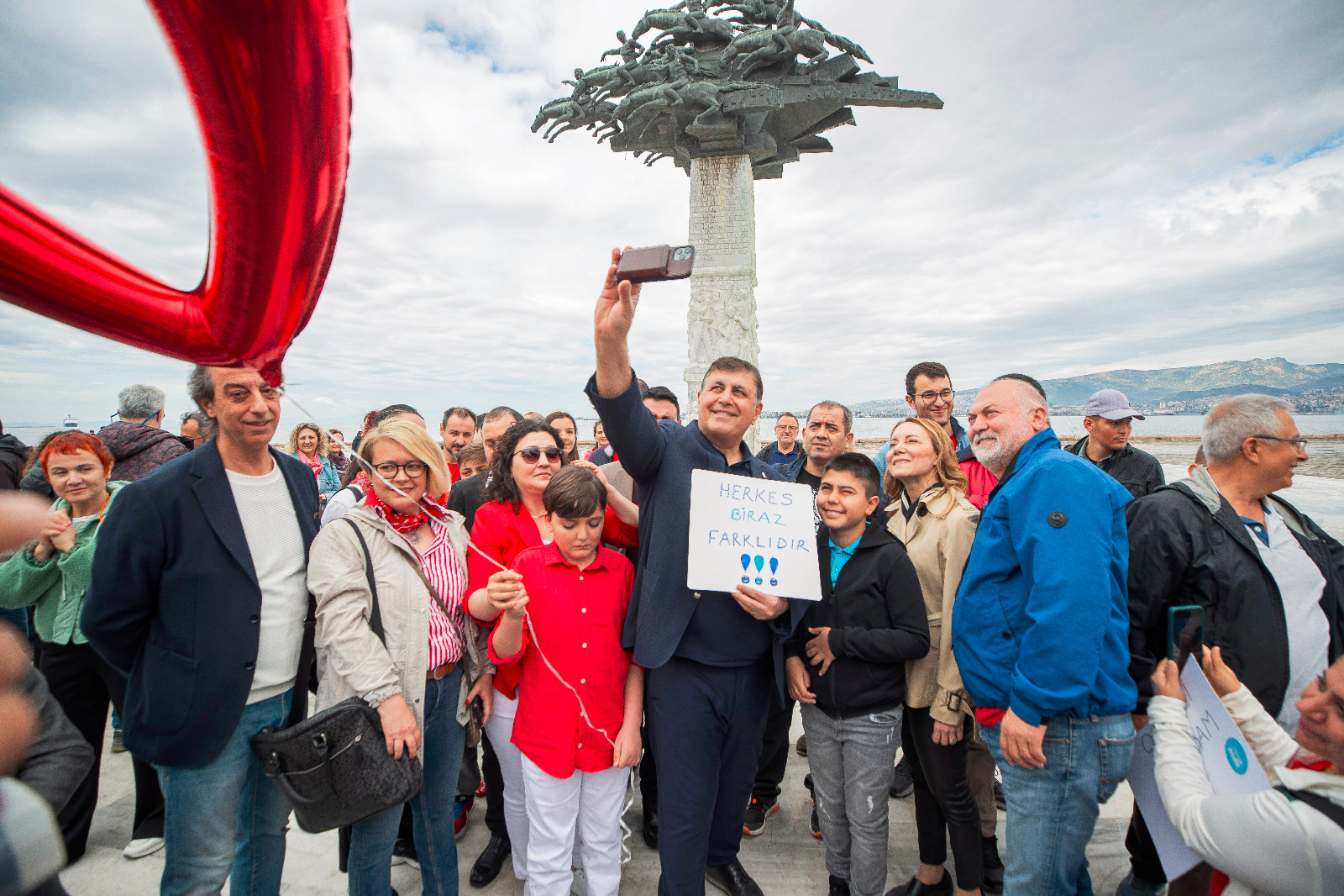 İzmir'de otizmli çocuklar için farkındalık yürüyüşü