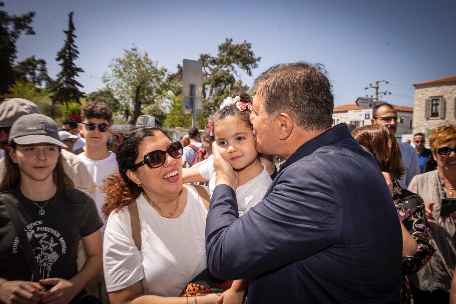 Foça'da Cemil Tugay'a yoğun ilgi